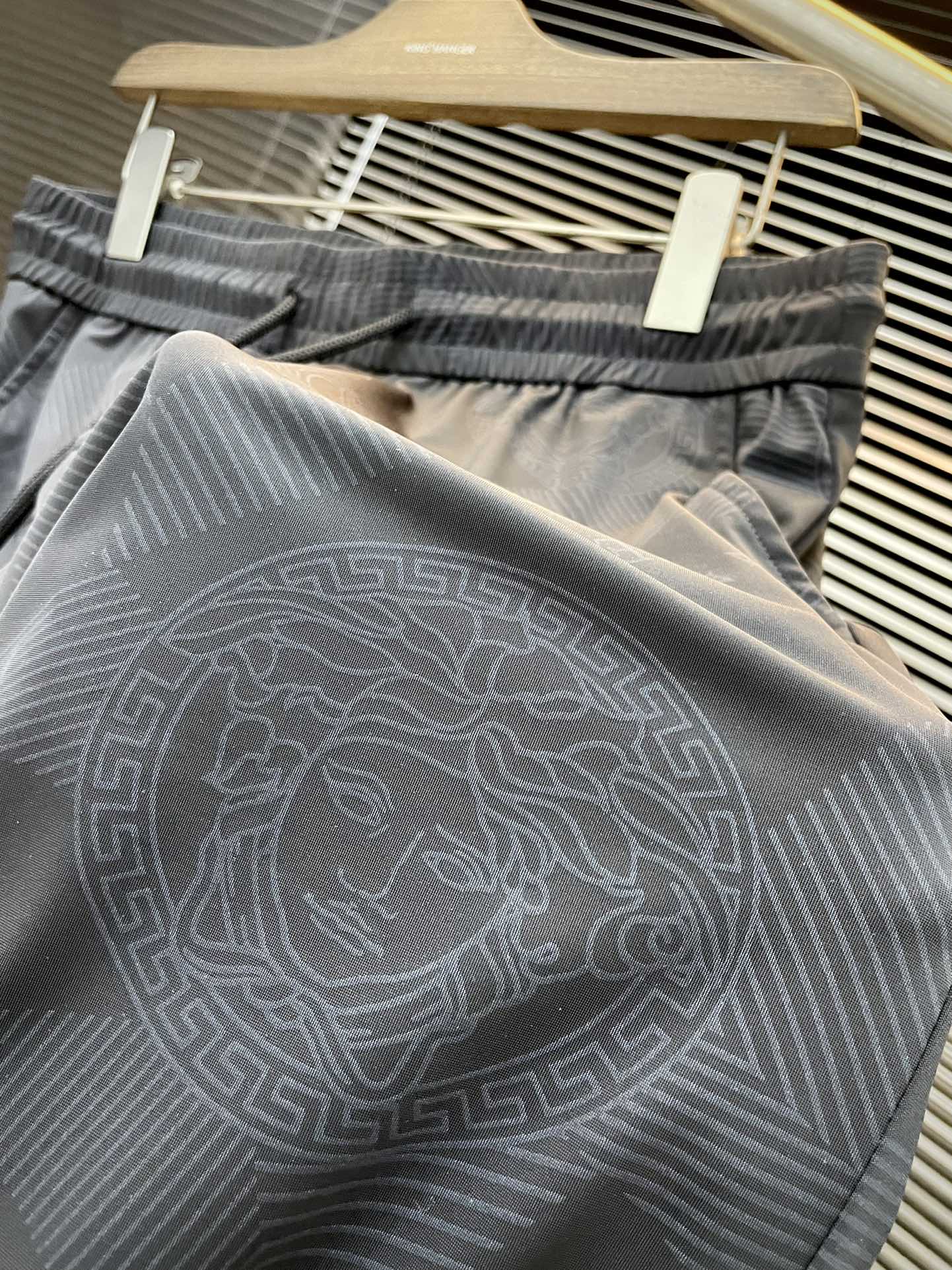 “Versace Spring 2025 Leisure Shorts: Custom-made Comfort and Style for Summer” - 图片 4