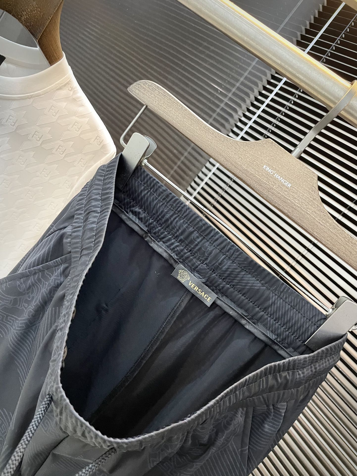“Versace Spring 2025 Leisure Shorts: Custom-made Comfort and Style for Summer” - 图片 7