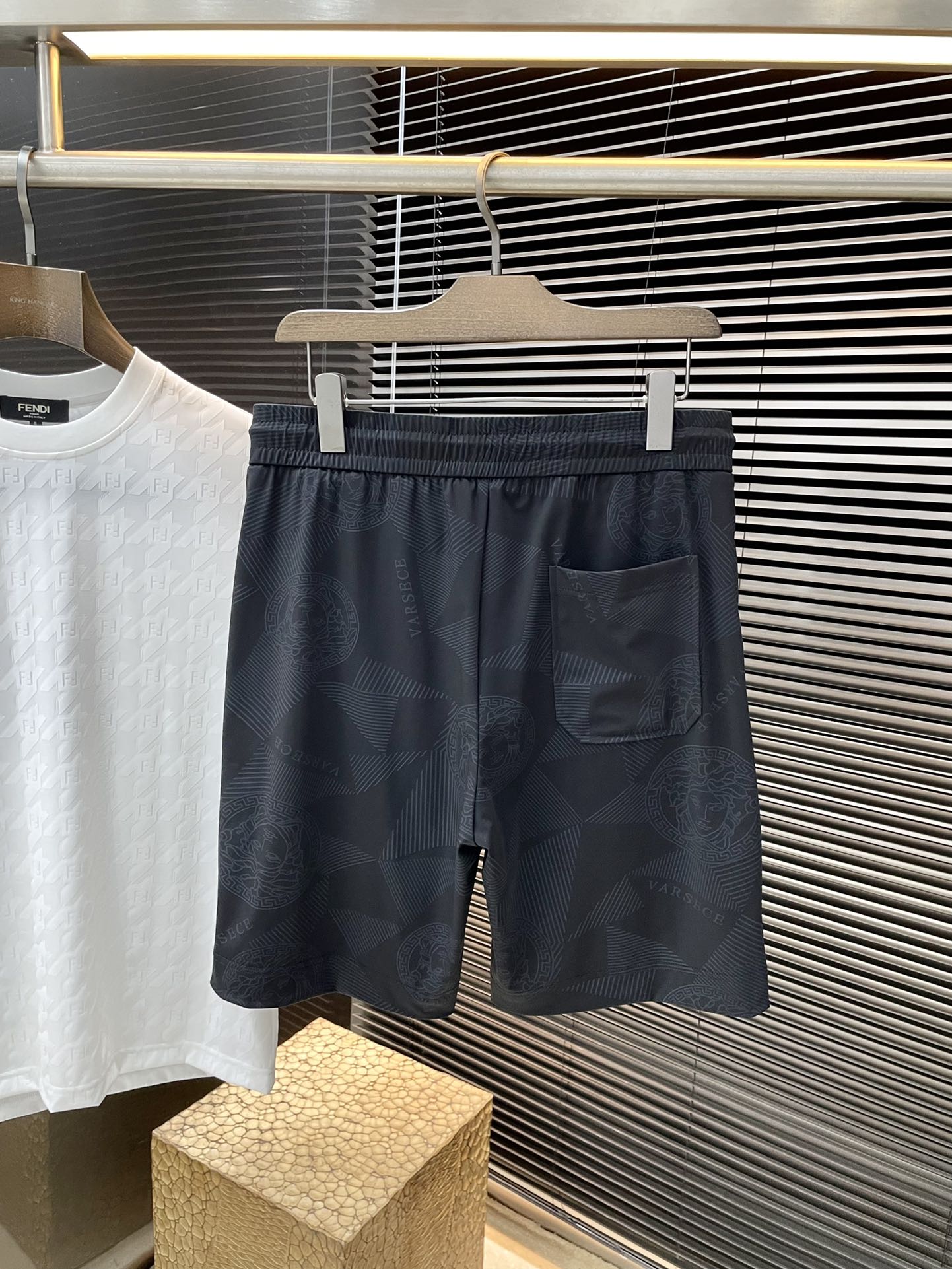 “Versace Spring 2025 Leisure Shorts: Custom-made Comfort and Style for Summer” - 图片 9