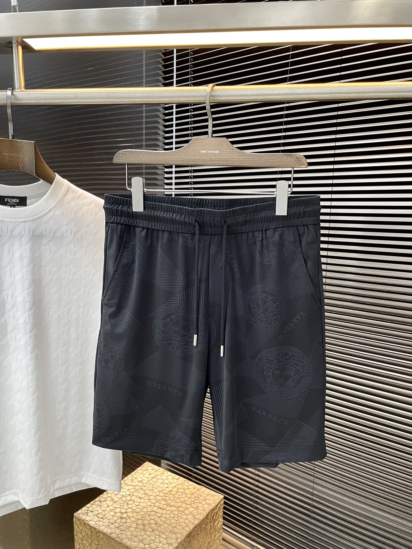 “Versace Spring 2025 Leisure Shorts: Custom-made Comfort and Style for Summer” - 图片 1