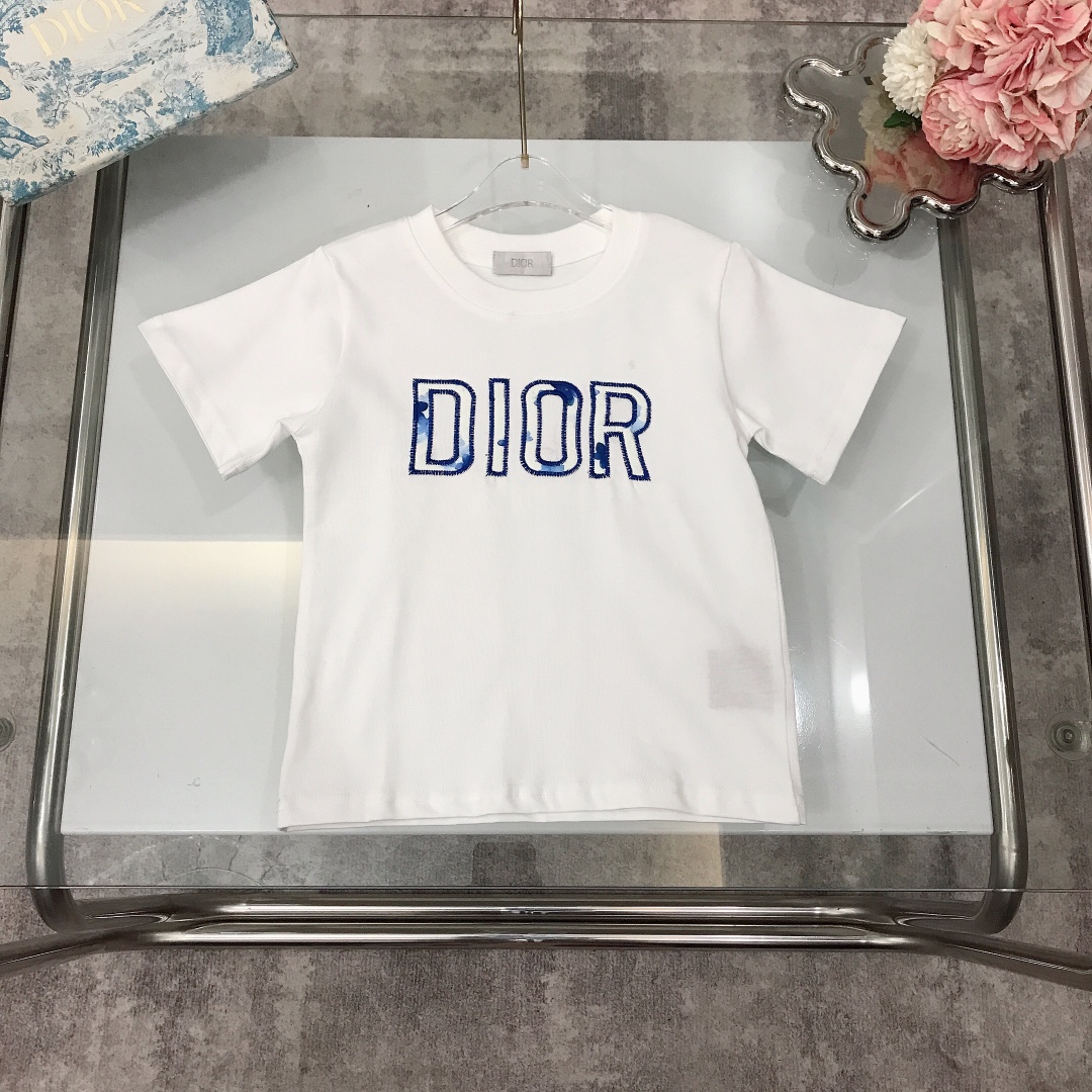 NO:337627,【Spot shipment】 Size 90- DIO* patch embroidery short sleeves Classic dark blue patch embroidery LOGO is made of slightly thick gram heavy gram fabric. The style is crisp and stylish~ High-density and thick pure cotton texture is comfortable, breathable and high-end wide threaded neckline design High-end fashionable style, white color Size 90-100-110-120-130-140-【CM】 Requires counter packaging, clothes, dior, T-shirt,19860909【现货发】  尺寸90- DIO* 贴布刺绣短袖 经典深蓝色系贴布刺绣LOGO 采用微厚实克重克面料打造 版型挺括有型～高紧密度厚实的纯棉质地上身舒适透气又高级 宽大螺纹领口设计 高级时髦款, 颜色白色 尺码90-100-110-120-130-140-【CM】 需要专柜包装元,衣服,dior,T-shirt,,Children's