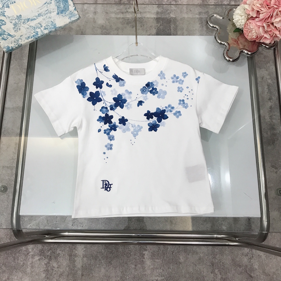 NO:337634,[Spot shipment] Size 90- DIO* Round neck short sleeves Large area dark blue flower pattern print with exquisite embroidery logo on the lower right side. It is made of slightly thick gram heavy gram fabric. The style is crisp and stylish~ High-density and thick pure cotton texture is comfortable, breathable and high-end. Wide thread neckline design. High-end fashionable style, white color Size 90-100-110-120-130-140-【CM】 Requires counter packaging, clothes, dior, T-shirt,19860909【现货发】  尺寸90- DIO* 圆领短袖 大面积深蓝色系花朵图案印花搭配右下侧精致刺绣小logo 采用微厚实克重克面料打造 版型挺括有型～高紧密度厚实的纯棉质地上身舒适透气又高级 宽大螺纹领口设计 高级时髦款, 颜色白色 尺码90-100-110-120-130-140-【CM】 需要专柜包装元,衣服,dior,T-shirt,,Children's