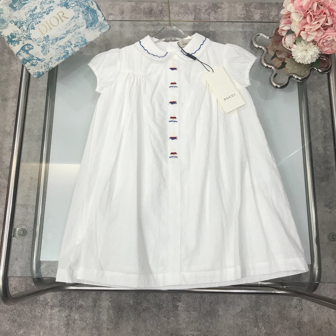 NO:337710,[Spot delivery] GUCC* Limited series Doll neckline small lapel dress exquisite style original 1:1 created plain and elegant style simple but not simple front row small sailboat embroidery logo, full of playful and cute ~ soft and delicate cotton and linen fabric ~ comfortable skin-friendly and not tied, excellent upper body effect, a must-have artifact for princess ~ color white size size-130-140-150 [CM] Counter packaging 10, clothes, gucci, skirts,19860909【现货发】   GUCC*限定系列 娃娃领小翻领连衣裙 精致款 原版1:1打造 素色高雅气质款 简单不简约前排小帆船刺绣logo 尽显俏皮可爱～柔软细腻棉麻面料打造～舒适 亲肤不扎 上身效果极好 公主的必备神器～ 颜色白色  size尺码--130-140-150【CM】 专柜包装10,衣服,gucci,skirts,,Children's