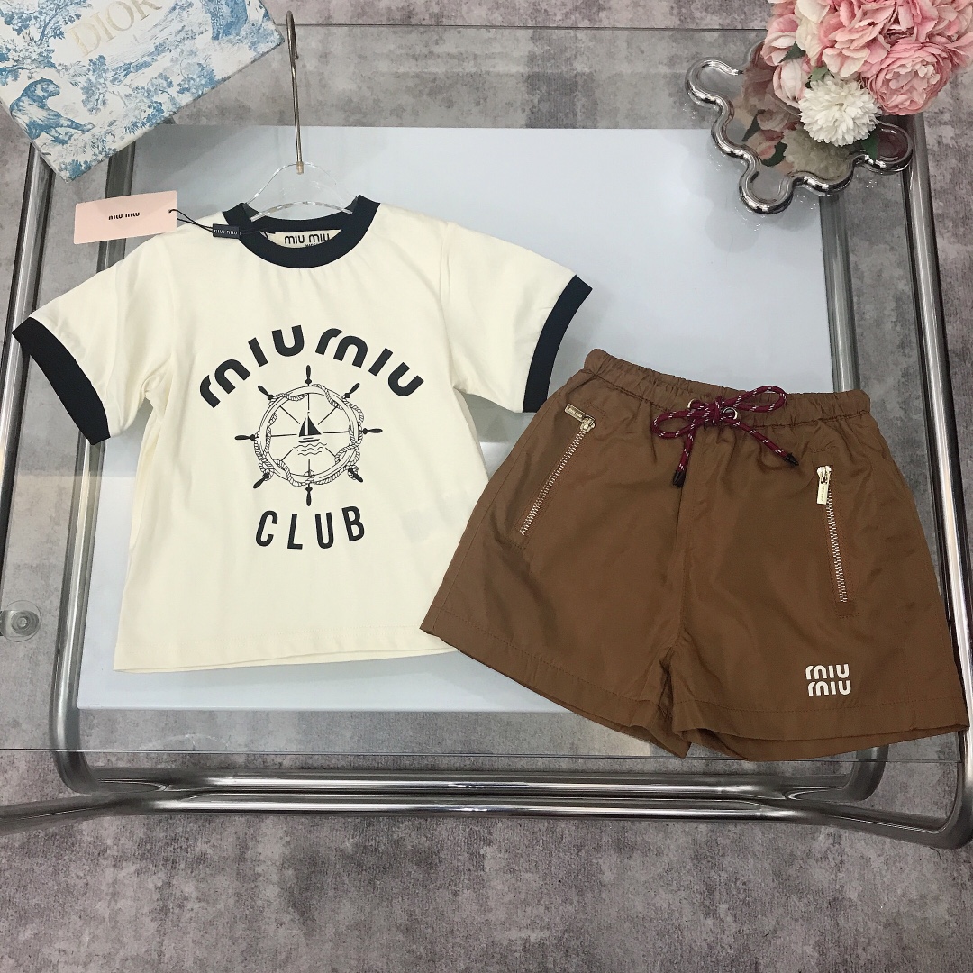 NO:337726,【Spot delivery】 MIUMIU Girls' suit [Pure Cotton T-shirt Shorts] Pure Cotton texture Soft and delicate Exquisite style Classic printed LOGO short-sleeved paired with work pants Nylon material shorts, short-sleeved black neckline cuff color-blocked edge design with pants hardware zipper accessories, full of playful and cuteness, soft and comfortable, skin-friendly and not tied, excellent upper body effect, the princess must-have artifact~ size size--120-130-140-150 [CM] Counter packaging 10, clothes, miumiu, shorts, T-shirt, tees, t-shirt,19860909【现货发】   MIUMIU 女童套装【纯棉T恤短裤】纯棉质地 柔软细腻 精致款 胸前经典印花LOGO短袖搭配工装裤尼龙材质面料短裤,短袖黑色领口袖口拼色包边设计搭配裤子五金拉链配饰 尽显俏皮跟可爱 柔顺舒适 亲肤不扎 上身效果极好 公主的必备神器～  size尺码--120-130-140-150【CM】 专柜包装10,衣服,miumiu,shorts,T-shirt,tees，t-shirt,,Children's