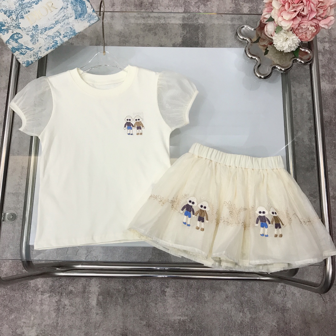 NO:337706,[Spot shipment] Size 90- GUCC* Limited series skirt~ [Embroidered short sleeve fluffy short tulle skirt] A heavy-worked one~ The delicate mesh hollow splicing design at the sleeves is matched with a pure cotton T-shirt itself, exquisite embroidery logo on the left chest, the short skirt is super soft and delicate lace mesh with soft and pure cotton inner base Exquisite shell logo replica button accessories The skirt hem is high-quality heavy-work embroidery technology The upper body is soft and comfortable, skin-friendly and not tied, the upper body is excellent The princess’s must-have artifact~ Size size 90--110-120-130-140-[CM] Counter packaging 10, clothes, gucci, skirts, T-shirt, tees, t-shirt,19860909【现货发】  尺寸90- GUCC* 限定系列套裙～【刺绣短袖蓬松短纱裙】重工打造的一款～袖子处细腻网纱镂空拼接设计搭配纯棉T恤本身,左胸前精致刺绣logo,短裙超柔软细腻的蕾丝网纱打造搭配柔纯棉内里打底 精致贝壳logo复刻纽扣配饰 裙下摆高级重工刺绣工艺 上身柔顺舒适 亲肤不扎 上身效果极好 公主的必备神器～  size尺码90--110-120-130-140-【CM】 专柜包装10,衣服,gucci,skirts,T-shirt,tees，t-shirt,,Children's