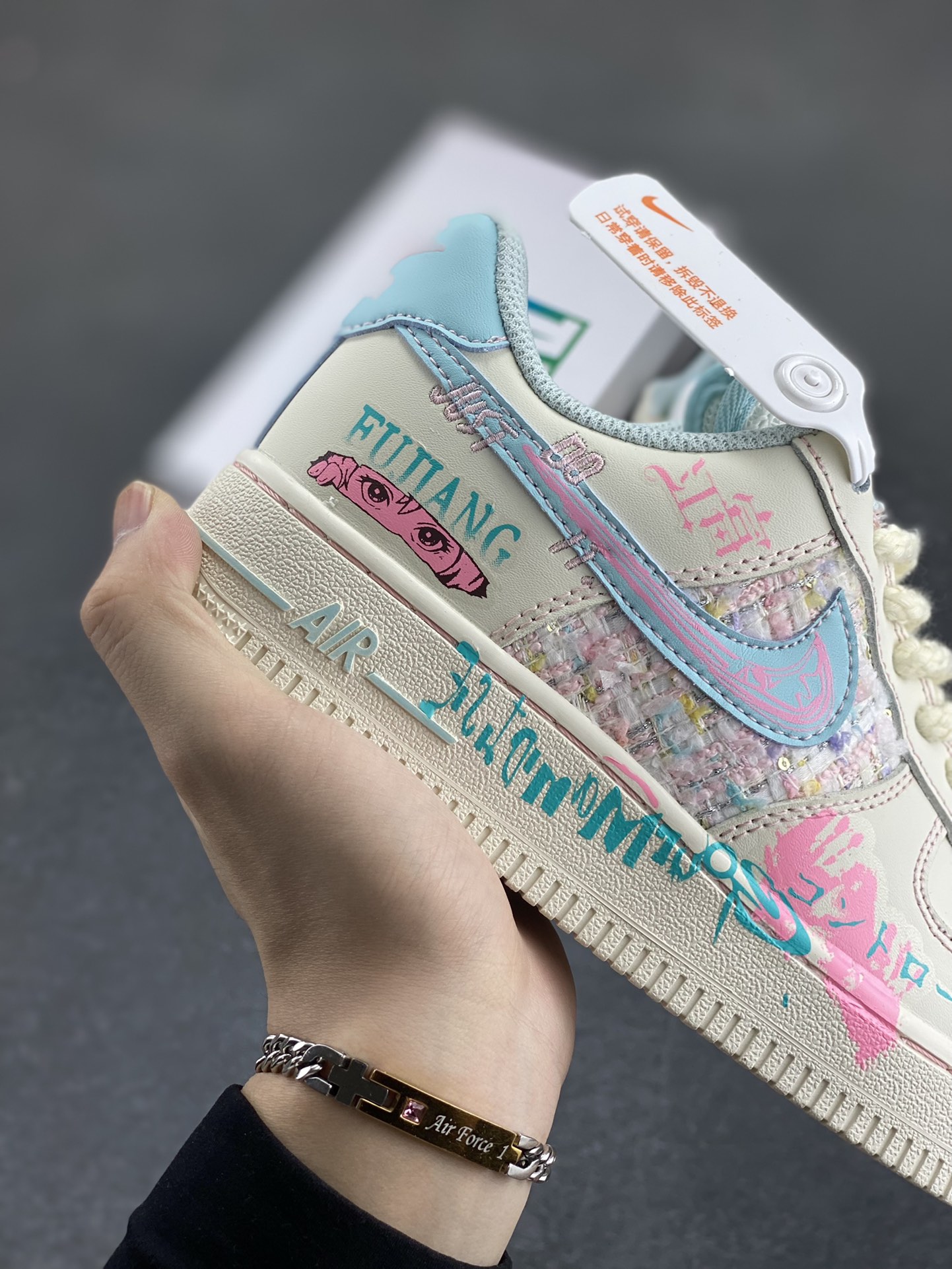 图片[6]-小香风系列“富江小姐” Air Force 1’07 Low \”Miss Fujiang\”空军一号经典低帮百搭休闲运动板鞋 富江小姐通常指日本恐怖漫画《富江》中的主角川上富江。她可以凭借身体的细胞永无止境地繁殖，即使被杀死和肢解，每个部分也会重新长出一个新的富江，这使得她的存在成为了一种无法摆脱的恐怖梦魇 货号：FJ7740-310 尺码：36 36.5 37.5 38 38.5 39 40 40.5 41 42 42.5 43 44 44.5 45-选品中心