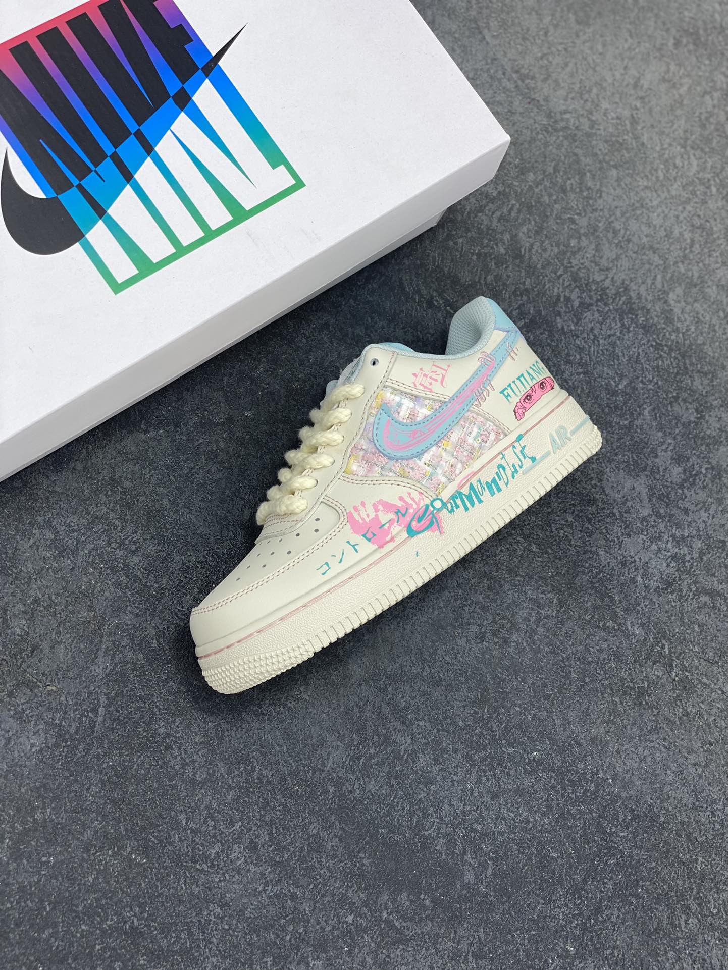 图片[7]-小香风系列“富江小姐” Air Force 1’07 Low \”Miss Fujiang\”空军一号经典低帮百搭休闲运动板鞋 富江小姐通常指日本恐怖漫画《富江》中的主角川上富江。她可以凭借身体的细胞永无止境地繁殖，即使被杀死和肢解，每个部分也会重新长出一个新的富江，这使得她的存在成为了一种无法摆脱的恐怖梦魇 货号：FJ7740-310 尺码：36 36.5 37.5 38 38.5 39 40 40.5 41 42 42.5 43 44 44.5 45-选品中心