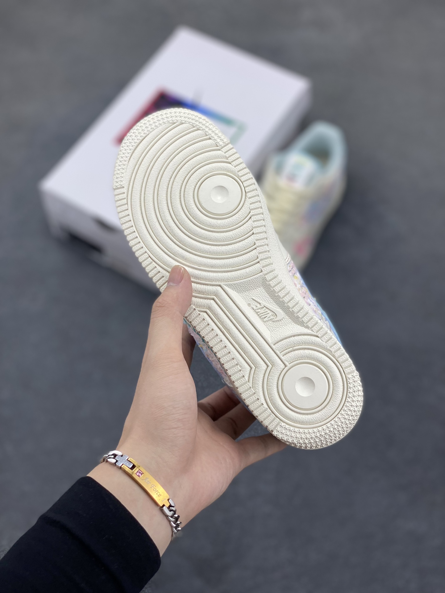 图片[5]-小香风系列“富江小姐” Air Force 1’07 Low \”Miss Fujiang\”空军一号经典低帮百搭休闲运动板鞋 富江小姐通常指日本恐怖漫画《富江》中的主角川上富江。她可以凭借身体的细胞永无止境地繁殖，即使被杀死和肢解，每个部分也会重新长出一个新的富江，这使得她的存在成为了一种无法摆脱的恐怖梦魇 货号：FJ7740-310 尺码：36 36.5 37.5 38 38.5 39 40 40.5 41 42 42.5 43 44 44.5 45-选品中心