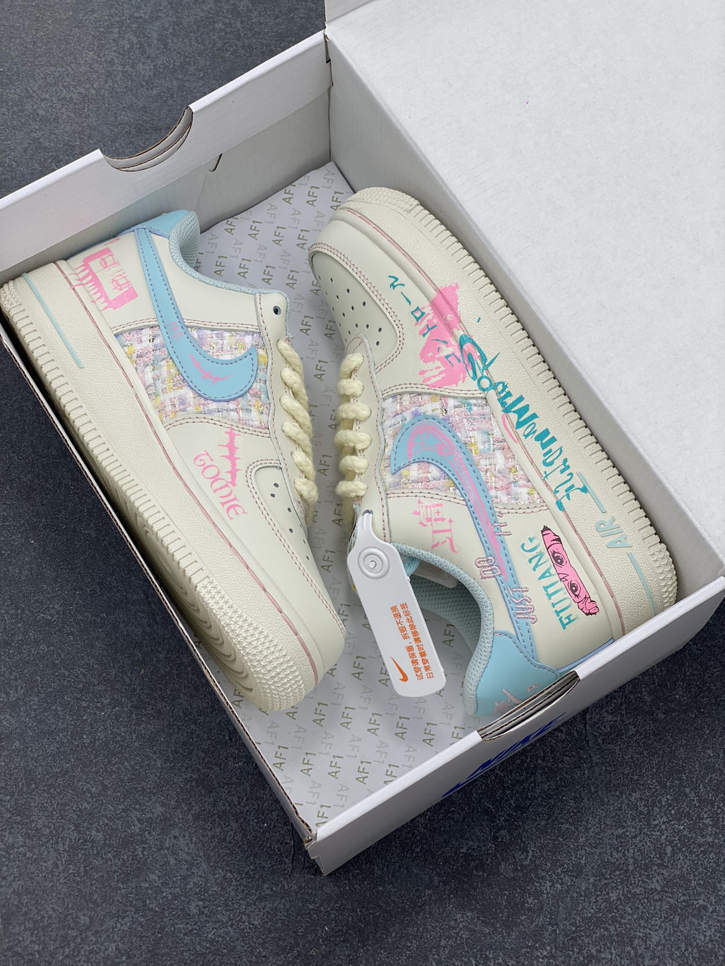 图片[9]-小香风系列“富江小姐” Air Force 1’07 Low \”Miss Fujiang\”空军一号经典低帮百搭休闲运动板鞋 富江小姐通常指日本恐怖漫画《富江》中的主角川上富江。她可以凭借身体的细胞永无止境地繁殖，即使被杀死和肢解，每个部分也会重新长出一个新的富江，这使得她的存在成为了一种无法摆脱的恐怖梦魇 货号：FJ7740-310 尺码：36 36.5 37.5 38 38.5 39 40 40.5 41 42 42.5 43 44 44.5 45-选品中心