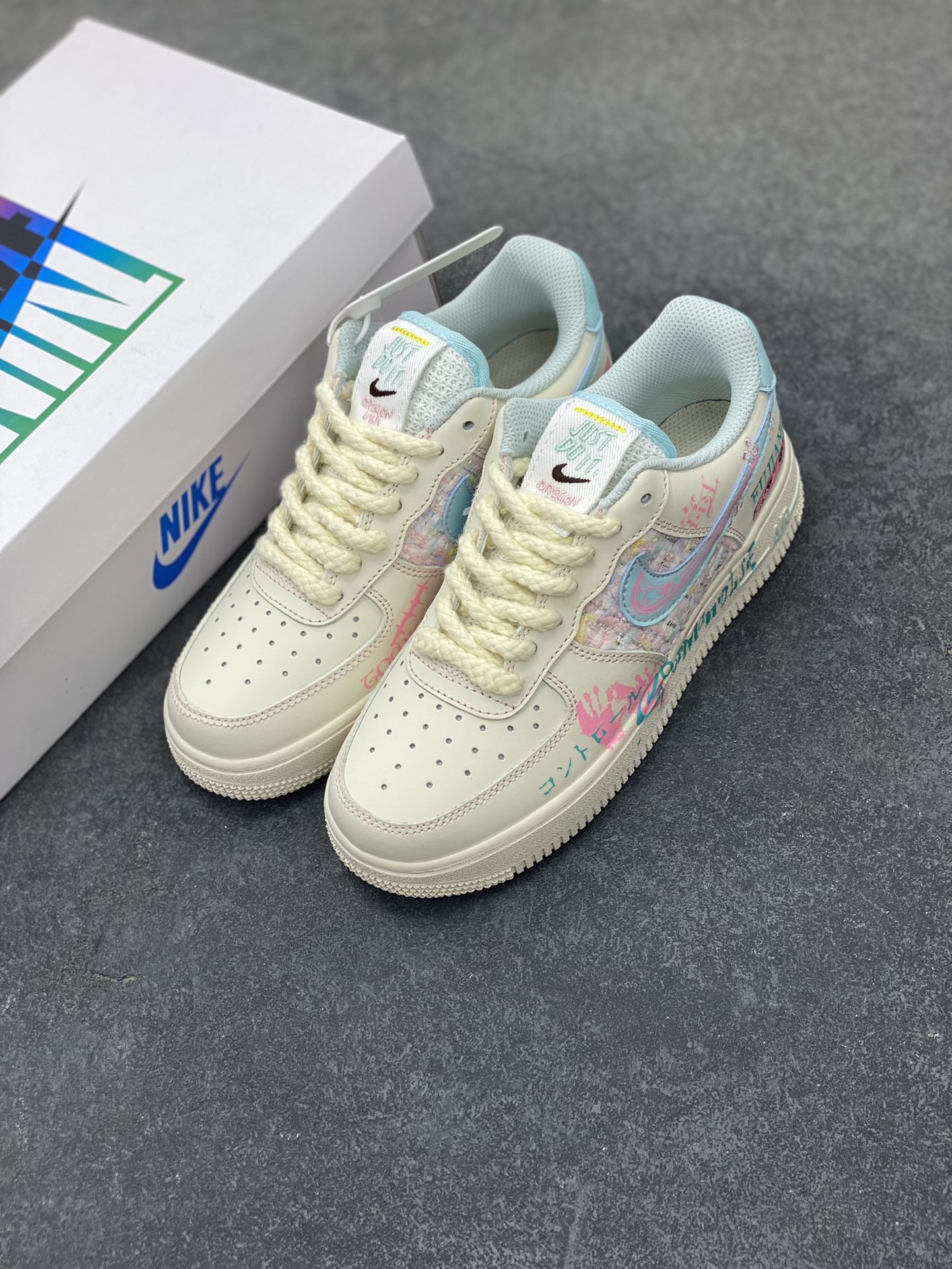 图片[8]-小香风系列“富江小姐” Air Force 1’07 Low \”Miss Fujiang\”空军一号经典低帮百搭休闲运动板鞋 富江小姐通常指日本恐怖漫画《富江》中的主角川上富江。她可以凭借身体的细胞永无止境地繁殖，即使被杀死和肢解，每个部分也会重新长出一个新的富江，这使得她的存在成为了一种无法摆脱的恐怖梦魇 货号：FJ7740-310 尺码：36 36.5 37.5 38 38.5 39 40 40.5 41 42 42.5 43 44 44.5 45-选品中心