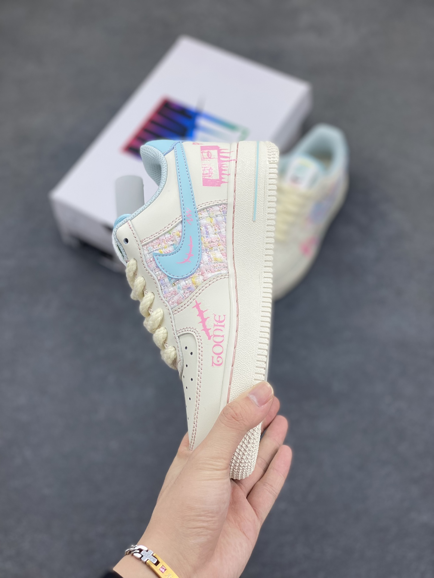 图片[3]-小香风系列“富江小姐” Air Force 1’07 Low \”Miss Fujiang\”空军一号经典低帮百搭休闲运动板鞋 富江小姐通常指日本恐怖漫画《富江》中的主角川上富江。她可以凭借身体的细胞永无止境地繁殖，即使被杀死和肢解，每个部分也会重新长出一个新的富江，这使得她的存在成为了一种无法摆脱的恐怖梦魇 货号：FJ7740-310 尺码：36 36.5 37.5 38 38.5 39 40 40.5 41 42 42.5 43 44 44.5 45-选品中心