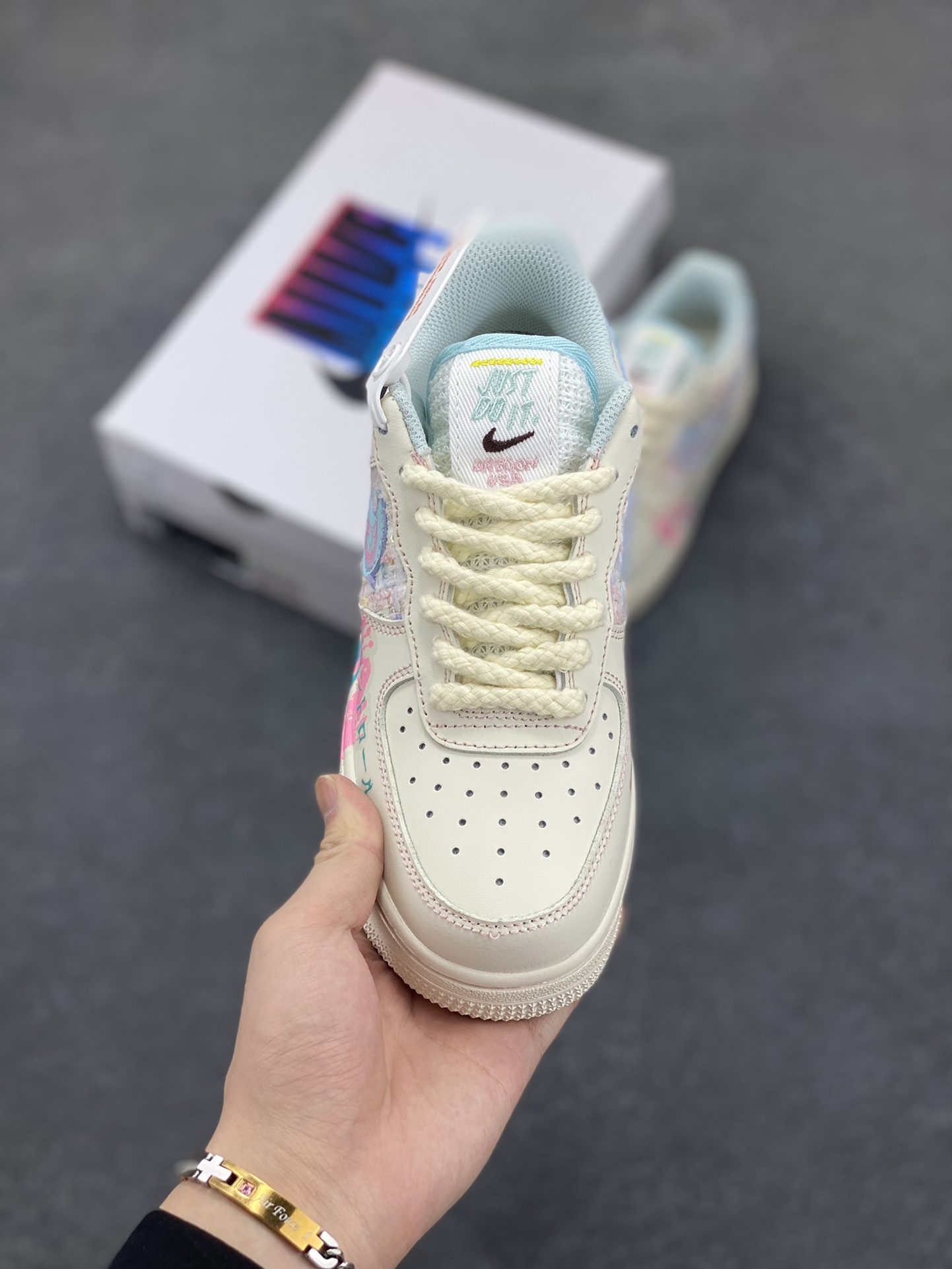 图片[2]-小香风系列“富江小姐” Air Force 1’07 Low \”Miss Fujiang\”空军一号经典低帮百搭休闲运动板鞋 富江小姐通常指日本恐怖漫画《富江》中的主角川上富江。她可以凭借身体的细胞永无止境地繁殖，即使被杀死和肢解，每个部分也会重新长出一个新的富江，这使得她的存在成为了一种无法摆脱的恐怖梦魇 货号：FJ7740-310 尺码：36 36.5 37.5 38 38.5 39 40 40.5 41 42 42.5 43 44 44.5 45-选品中心