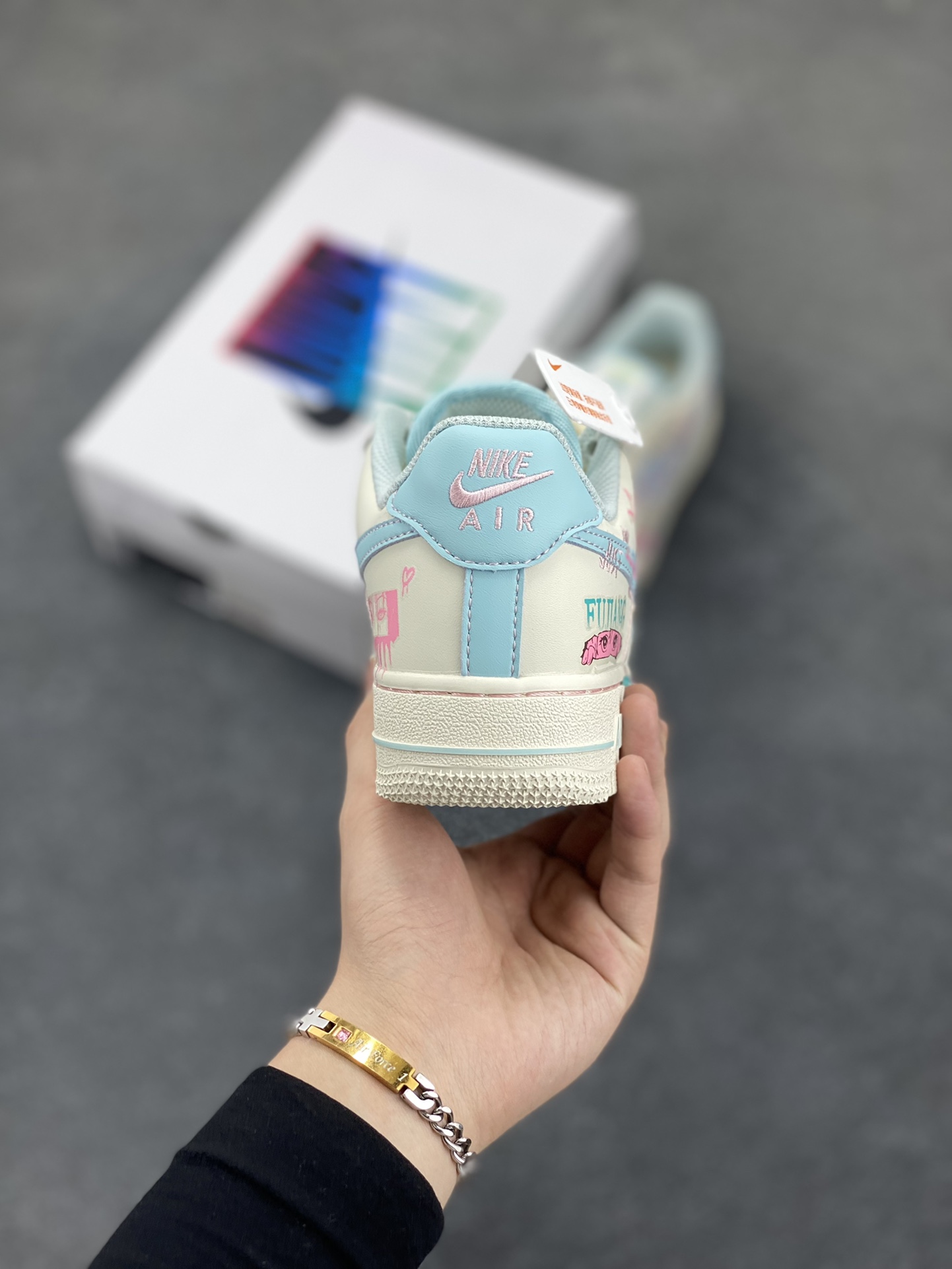 图片[4]-小香风系列“富江小姐” Air Force 1’07 Low \”Miss Fujiang\”空军一号经典低帮百搭休闲运动板鞋 富江小姐通常指日本恐怖漫画《富江》中的主角川上富江。她可以凭借身体的细胞永无止境地繁殖，即使被杀死和肢解，每个部分也会重新长出一个新的富江，这使得她的存在成为了一种无法摆脱的恐怖梦魇 货号：FJ7740-310 尺码：36 36.5 37.5 38 38.5 39 40 40.5 41 42 42.5 43 44 44.5 45-选品中心