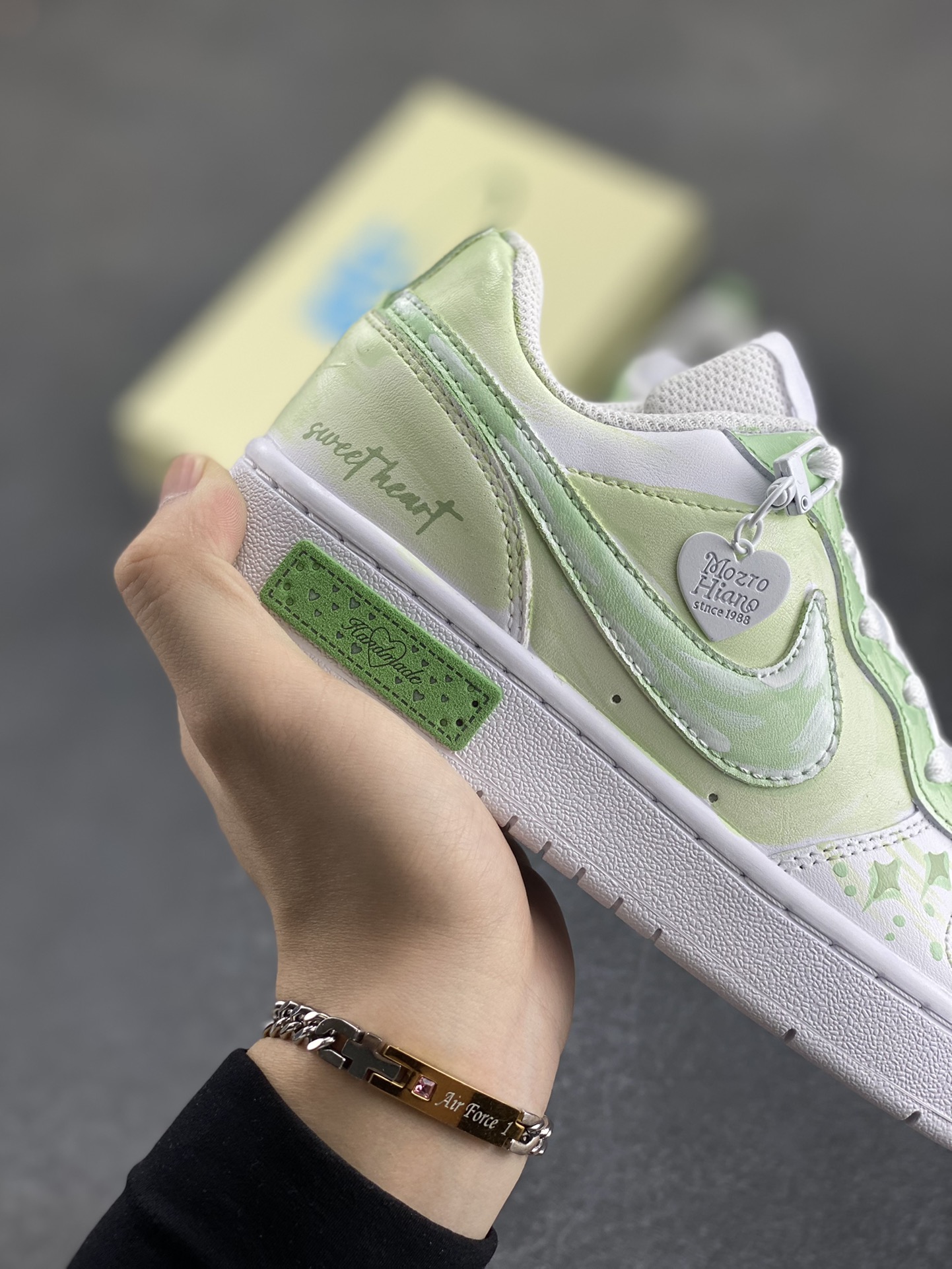 图片[6]-Nike Court Borough “春日星芒”踏青季低帮板鞋 “春日星芒”，是一场打破常规、大胆创新的春日与星空的浪漫邂逅。它将自然的蓬勃生机与宇宙的神秘浩瀚相融合，带来别具一格的视觉盛宴与心灵触动。春日星芒低帮活力多巴胺板鞋，清新的色彩，上脚舒适又好看，完美契合春日的活力氛围 货号：BQ5448-211 尺码：36 36.5 37.5 38 38.5 39 40 40.5 41 42 42.5 43 44 44.5 45-选品中心