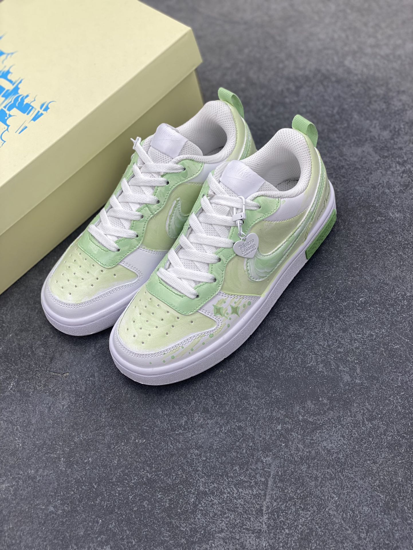 图片[8]-Nike Court Borough “春日星芒”踏青季低帮板鞋 “春日星芒”，是一场打破常规、大胆创新的春日与星空的浪漫邂逅。它将自然的蓬勃生机与宇宙的神秘浩瀚相融合，带来别具一格的视觉盛宴与心灵触动。春日星芒低帮活力多巴胺板鞋，清新的色彩，上脚舒适又好看，完美契合春日的活力氛围 货号：BQ5448-211 尺码：36 36.5 37.5 38 38.5 39 40 40.5 41 42 42.5 43 44 44.5 45-选品中心