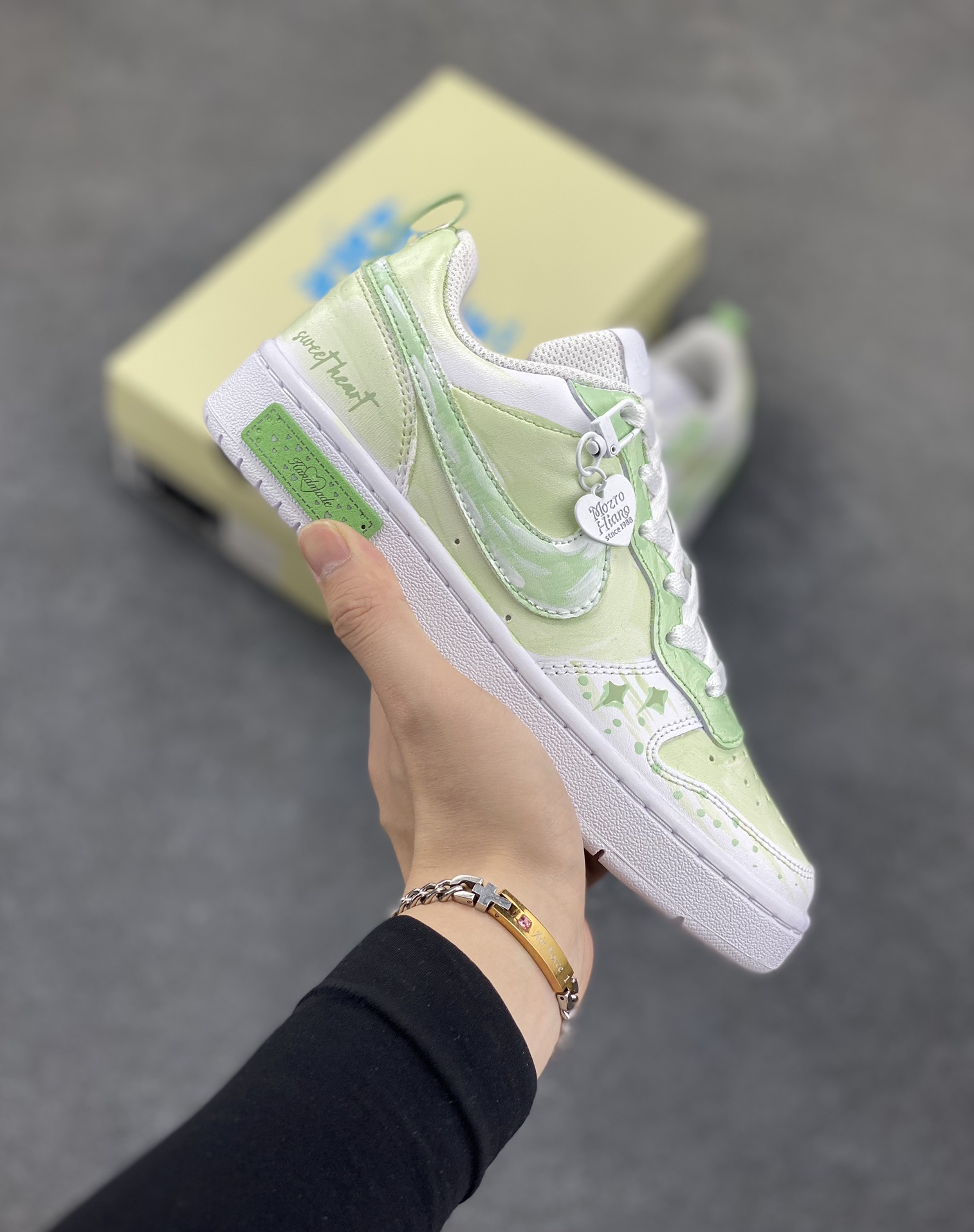 Nike Court Borough “春日星芒”踏青季低帮板鞋 “春日星芒”，是一场打破常规、大胆创新的春日与星空的浪漫邂逅。它将自然的蓬勃生机与宇宙的神秘浩瀚相融合，带来别具一格的视觉盛宴与心灵触动。春日星芒低帮活力多巴胺板鞋，清新的色彩，上脚舒适又好看，完美契合春日的活力氛围 货号：BQ5448-211 尺码：36 36.5 37.5 38 38.5 39 40 40.5 41 42 42.5 43 44 44.5 45-选品中心