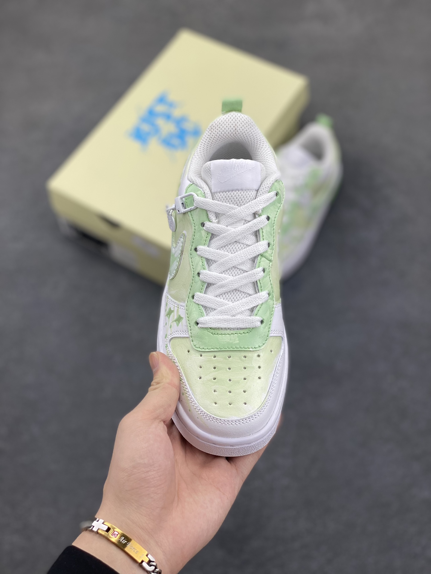 图片[2]-Nike Court Borough “春日星芒”踏青季低帮板鞋 “春日星芒”，是一场打破常规、大胆创新的春日与星空的浪漫邂逅。它将自然的蓬勃生机与宇宙的神秘浩瀚相融合，带来别具一格的视觉盛宴与心灵触动。春日星芒低帮活力多巴胺板鞋，清新的色彩，上脚舒适又好看，完美契合春日的活力氛围 货号：BQ5448-211 尺码：36 36.5 37.5 38 38.5 39 40 40.5 41 42 42.5 43 44 44.5 45-选品中心