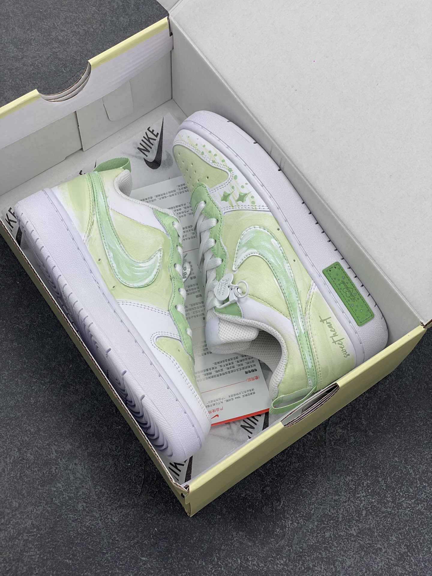 图片[9]-Nike Court Borough “春日星芒”踏青季低帮板鞋 “春日星芒”，是一场打破常规、大胆创新的春日与星空的浪漫邂逅。它将自然的蓬勃生机与宇宙的神秘浩瀚相融合，带来别具一格的视觉盛宴与心灵触动。春日星芒低帮活力多巴胺板鞋，清新的色彩，上脚舒适又好看，完美契合春日的活力氛围 货号：BQ5448-211 尺码：36 36.5 37.5 38 38.5 39 40 40.5 41 42 42.5 43 44 44.5 45-选品中心