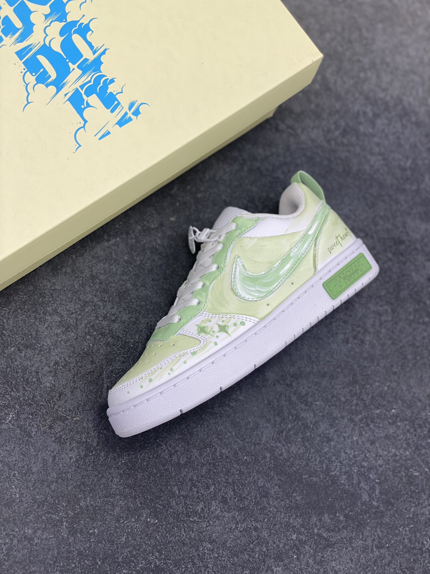 图片[7]-Nike Court Borough “春日星芒”踏青季低帮板鞋 “春日星芒”，是一场打破常规、大胆创新的春日与星空的浪漫邂逅。它将自然的蓬勃生机与宇宙的神秘浩瀚相融合，带来别具一格的视觉盛宴与心灵触动。春日星芒低帮活力多巴胺板鞋，清新的色彩，上脚舒适又好看，完美契合春日的活力氛围 货号：BQ5448-211 尺码：36 36.5 37.5 38 38.5 39 40 40.5 41 42 42.5 43 44 44.5 45-选品中心