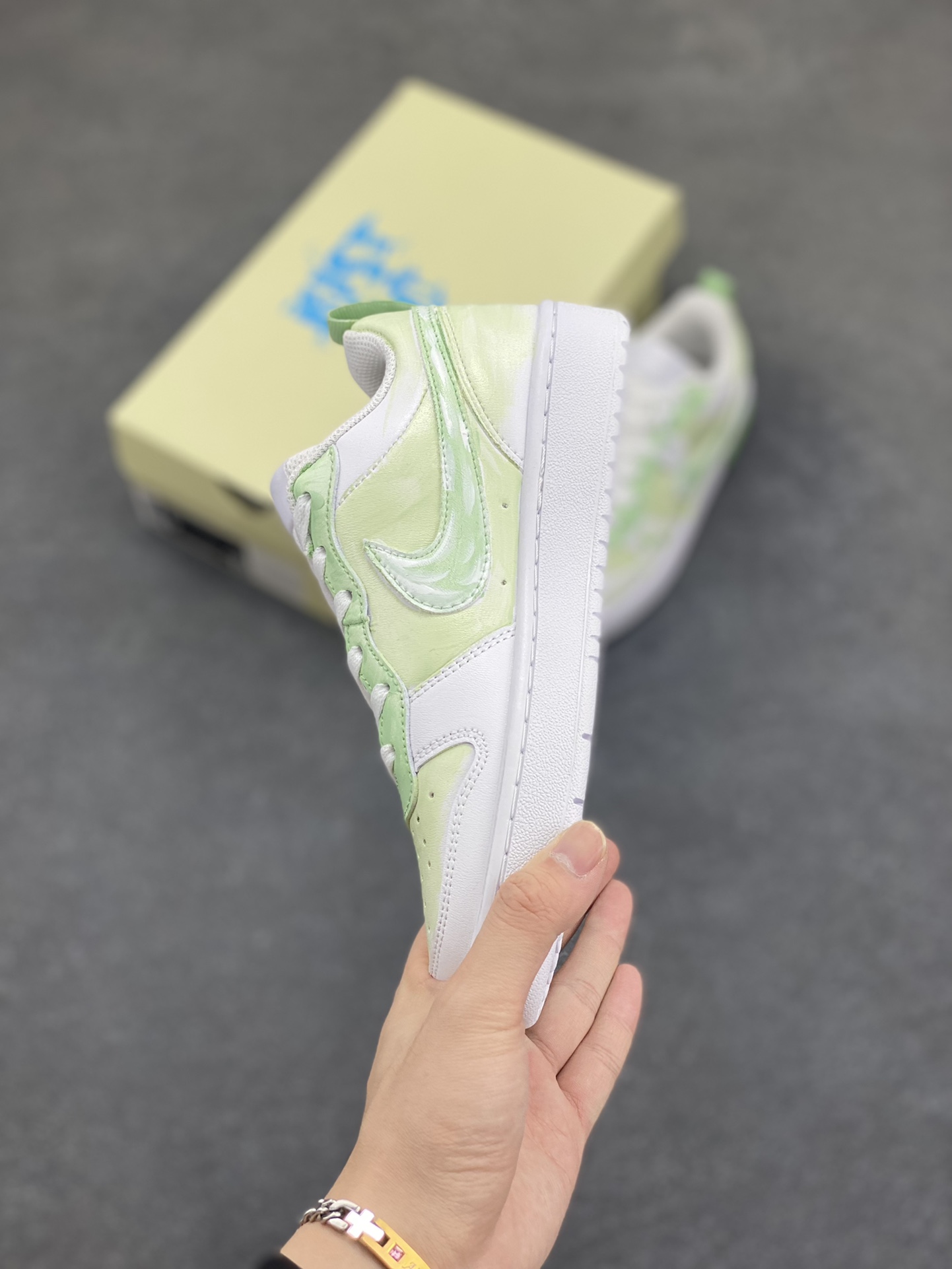 图片[3]-Nike Court Borough “春日星芒”踏青季低帮板鞋 “春日星芒”，是一场打破常规、大胆创新的春日与星空的浪漫邂逅。它将自然的蓬勃生机与宇宙的神秘浩瀚相融合，带来别具一格的视觉盛宴与心灵触动。春日星芒低帮活力多巴胺板鞋，清新的色彩，上脚舒适又好看，完美契合春日的活力氛围 货号：BQ5448-211 尺码：36 36.5 37.5 38 38.5 39 40 40.5 41 42 42.5 43 44 44.5 45-选品中心