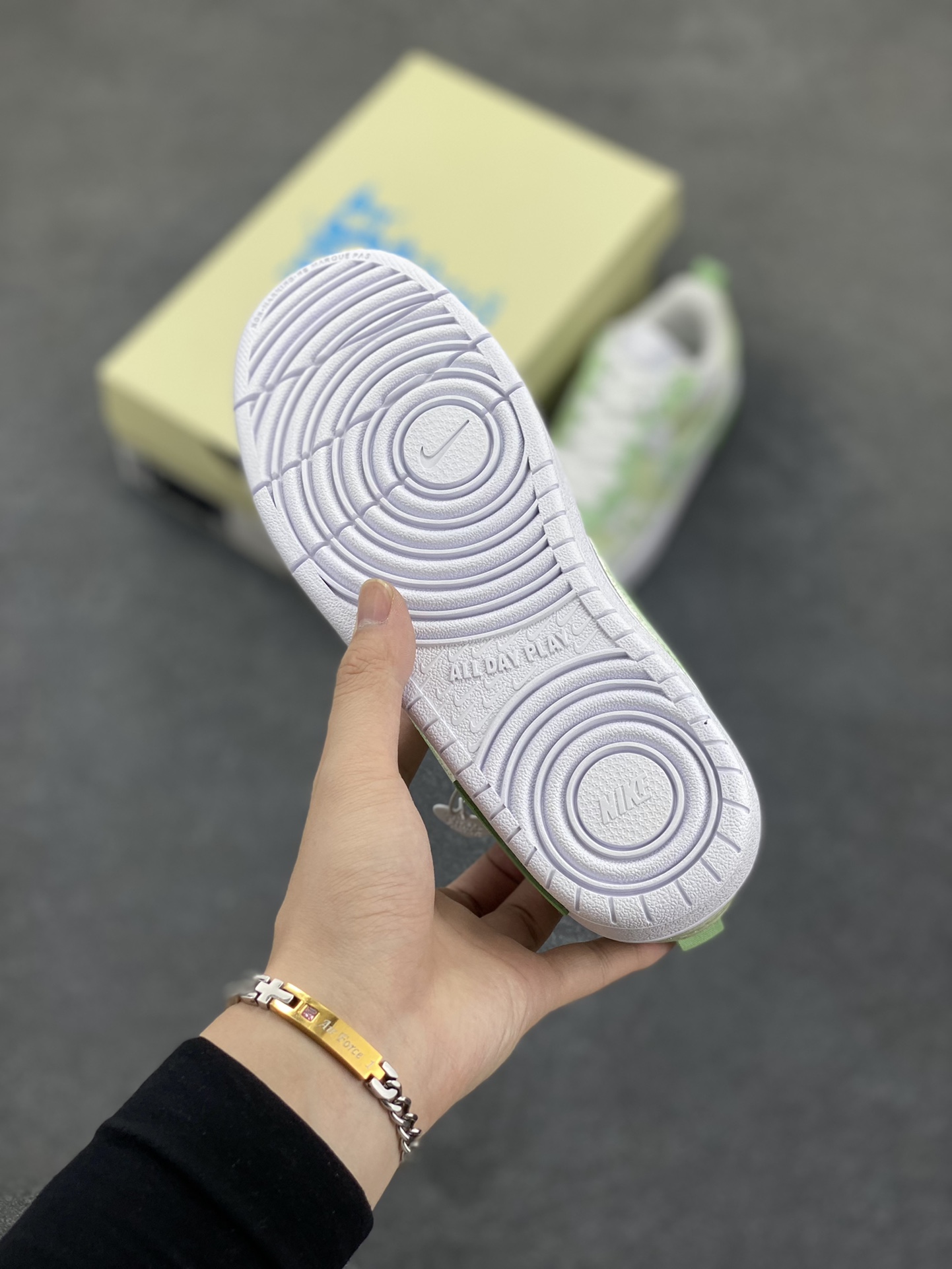 图片[5]-Nike Court Borough “春日星芒”踏青季低帮板鞋 “春日星芒”，是一场打破常规、大胆创新的春日与星空的浪漫邂逅。它将自然的蓬勃生机与宇宙的神秘浩瀚相融合，带来别具一格的视觉盛宴与心灵触动。春日星芒低帮活力多巴胺板鞋，清新的色彩，上脚舒适又好看，完美契合春日的活力氛围 货号：BQ5448-211 尺码：36 36.5 37.5 38 38.5 39 40 40.5 41 42 42.5 43 44 44.5 45-选品中心