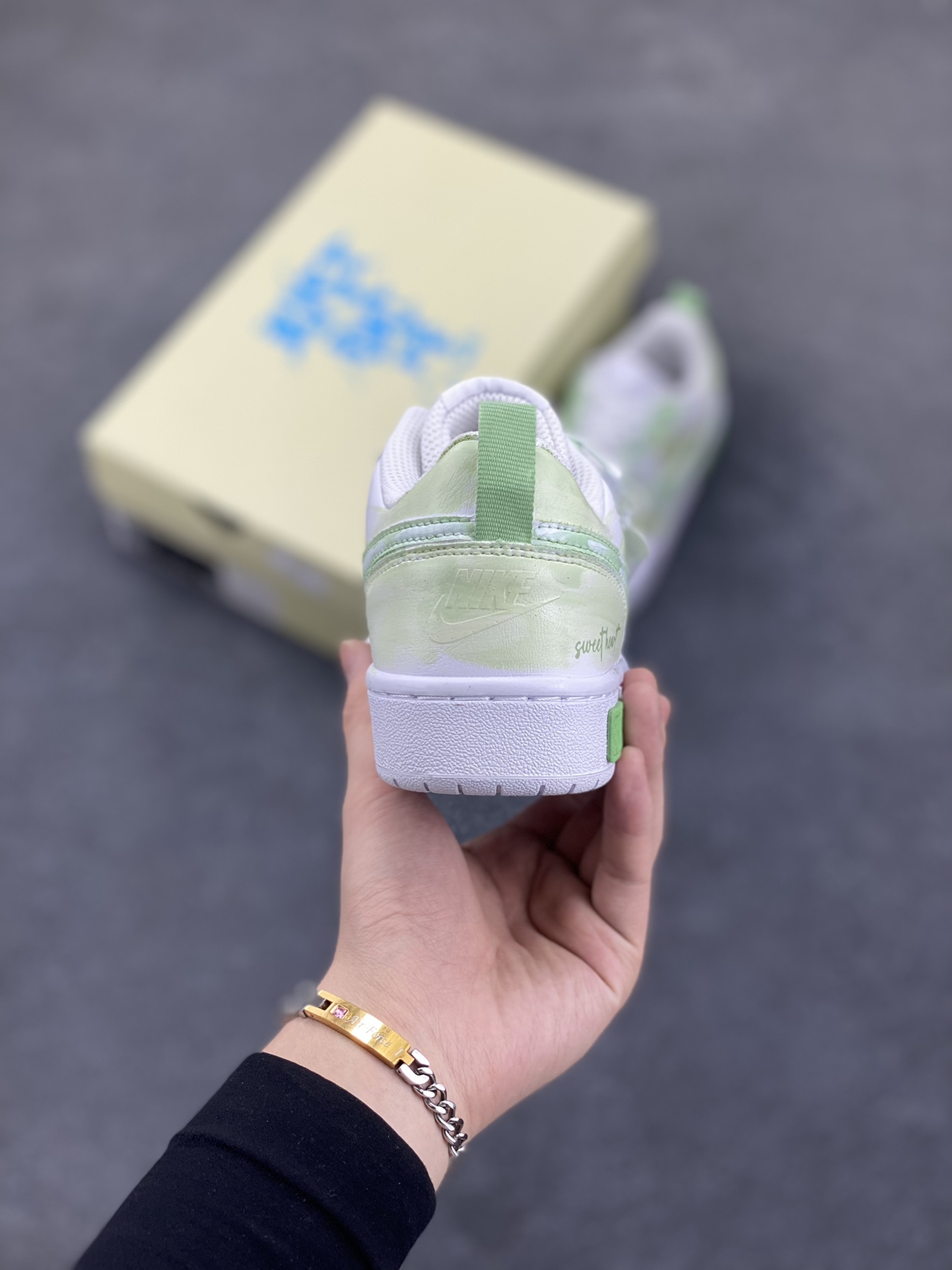 图片[4]-Nike Court Borough “春日星芒”踏青季低帮板鞋 “春日星芒”，是一场打破常规、大胆创新的春日与星空的浪漫邂逅。它将自然的蓬勃生机与宇宙的神秘浩瀚相融合，带来别具一格的视觉盛宴与心灵触动。春日星芒低帮活力多巴胺板鞋，清新的色彩，上脚舒适又好看，完美契合春日的活力氛围 货号：BQ5448-211 尺码：36 36.5 37.5 38 38.5 39 40 40.5 41 42 42.5 43 44 44.5 45-选品中心