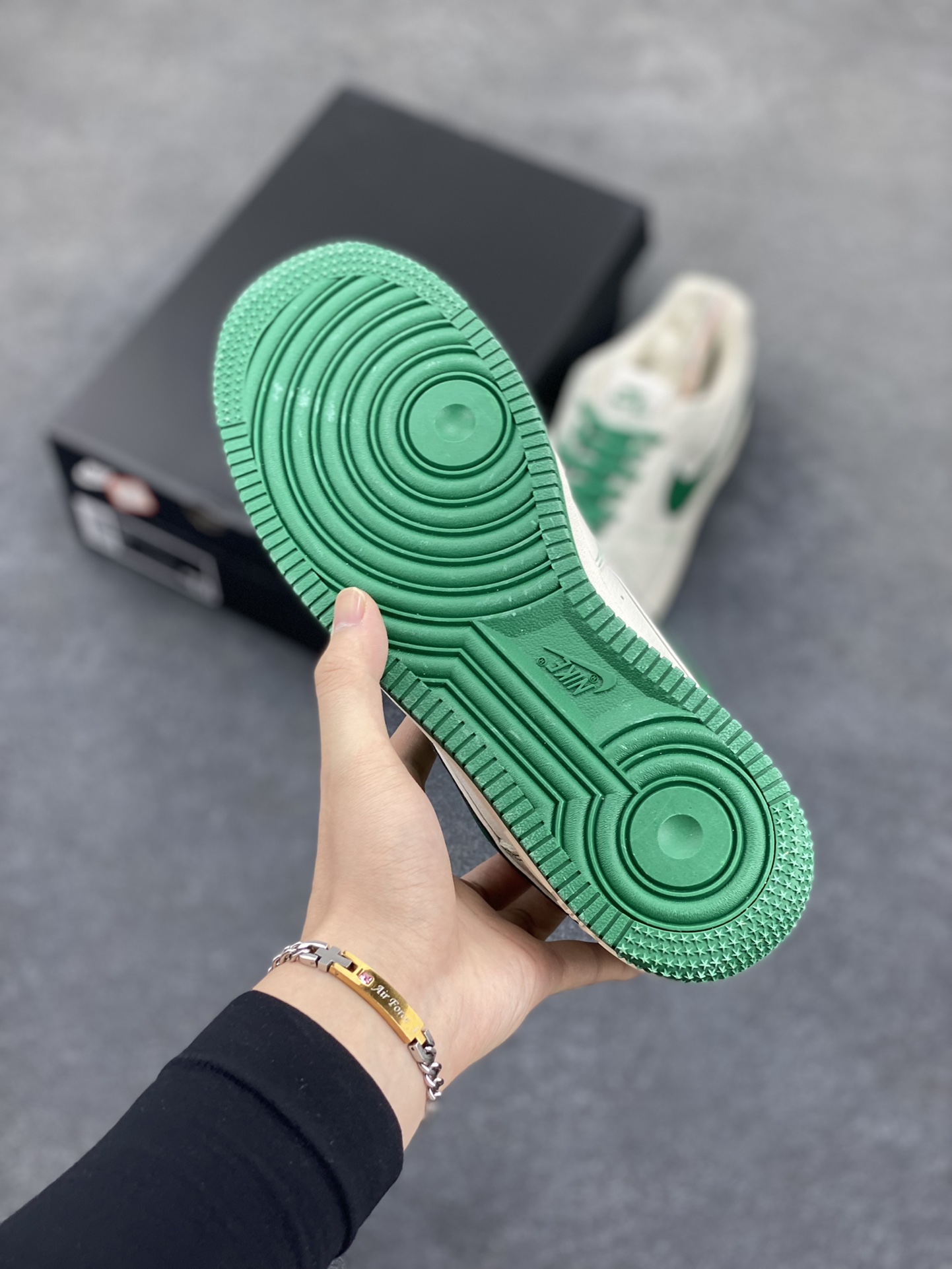 图片[5]-BALENCIAGA×Nike Air Force 1\’07 Low 联名三勾 米绿空军一号低帮休闲版鞋 定制皮料 原楦头原纸板 纯正空军版型 内置全掌气垫 货号：FR0538-093 尺码：36 36.5 37.5 38 38.8 39 40 40.5 41 42 42.5 43 44 44.5 45-选品中心