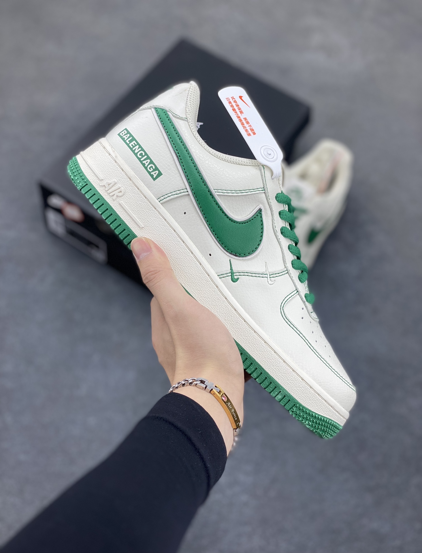 BALENCIAGA×Nike Air Force 1\’07 Low 联名三勾 米绿空军一号低帮休闲版鞋 定制皮料 原楦头原纸板 纯正空军版型 内置全掌气垫 货号：FR0538-093 尺码：36 36.5 37.5 38 38.8 39 40 40.5 41 42 42.5 43 44 44.5 45-选品中心
