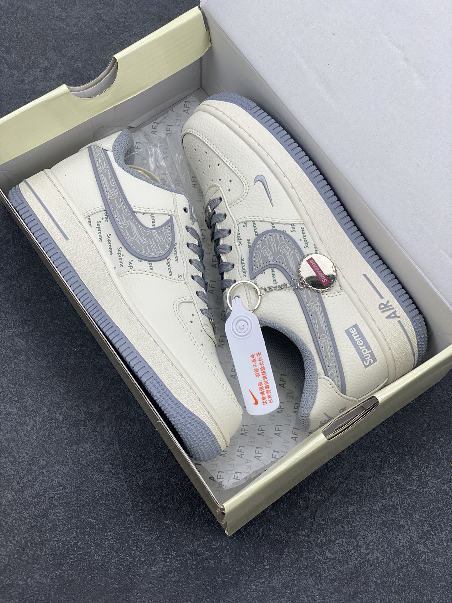 图片[9]-NIke Air Force 1 \’07 Low “Supreme联名——米灰多重勾”空军一号 低帮 运动鞋 休闲鞋 折边针车 工艺难度大 原楦头原纸板 原装鞋盒 定制五金配件 内置全掌气垫 原厂鞋底 货号：XX3168-147 尺码：36 36.5 37.5 38 38.5 39 40 40.5 41 42 42.5 43 44 44.5 45-选品中心