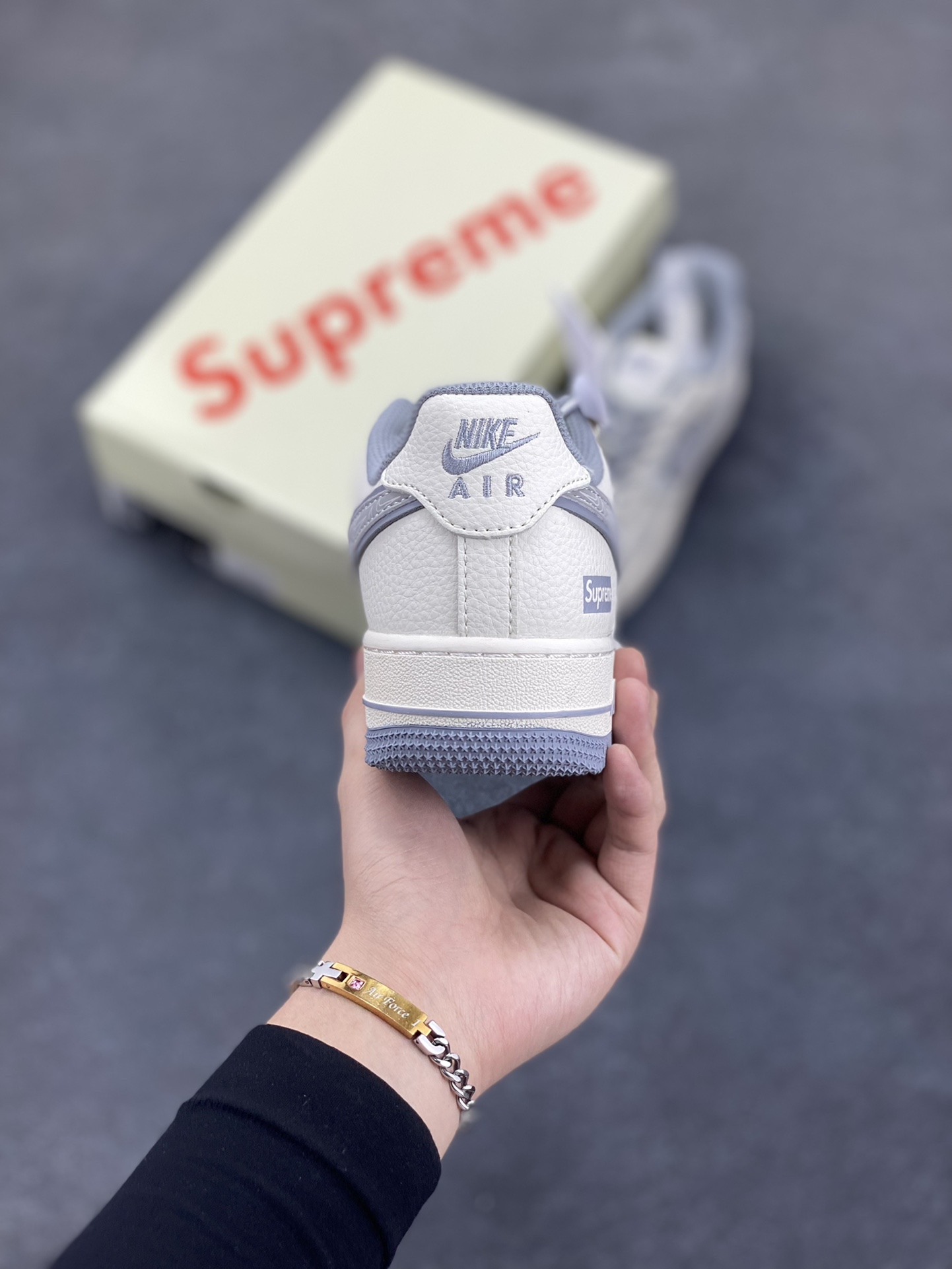 图片[4]-NIke Air Force 1 \’07 Low “Supreme联名——米灰多重勾”空军一号 低帮 运动鞋 休闲鞋 折边针车 工艺难度大 原楦头原纸板 原装鞋盒 定制五金配件 内置全掌气垫 原厂鞋底 货号：XX3168-147 尺码：36 36.5 37.5 38 38.5 39 40 40.5 41 42 42.5 43 44 44.5 45-选品中心
