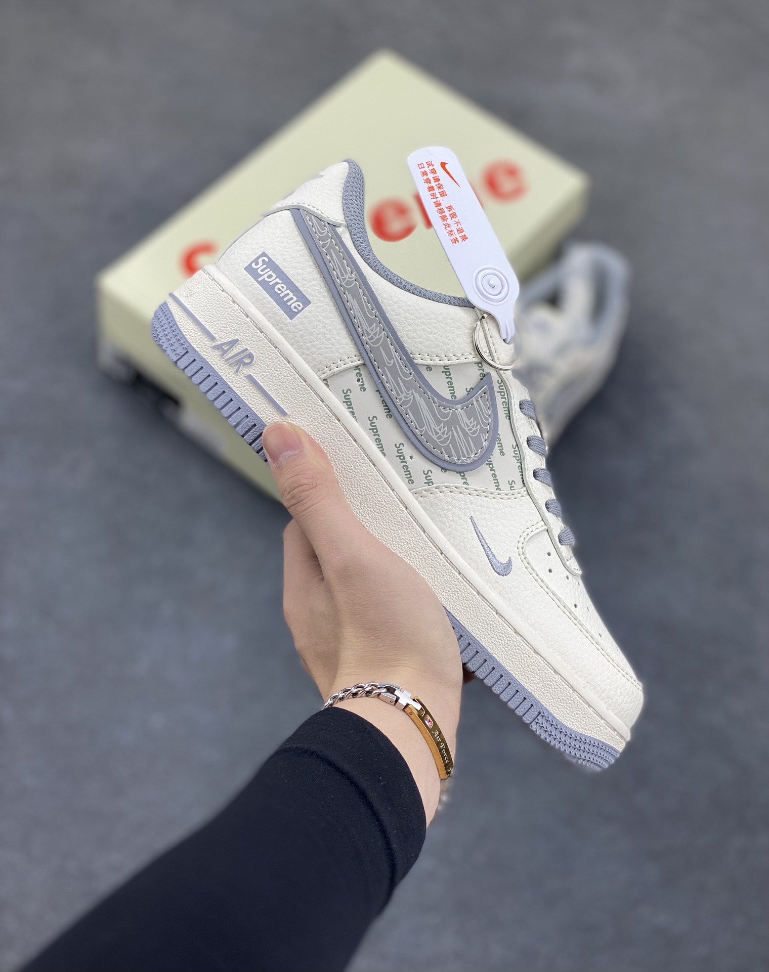 NIke Air Force 1 \’07 Low “Supreme联名——米灰多重勾”空军一号 低帮 运动鞋 休闲鞋 折边针车 工艺难度大 原楦头原纸板 原装鞋盒 定制五金配件 内置全掌气垫 原厂鞋底 货号：XX3168-147 尺码：36 36.5 37.5 38 38.5 39 40 40.5 41 42 42.5 43 44 44.5 45-选品中心