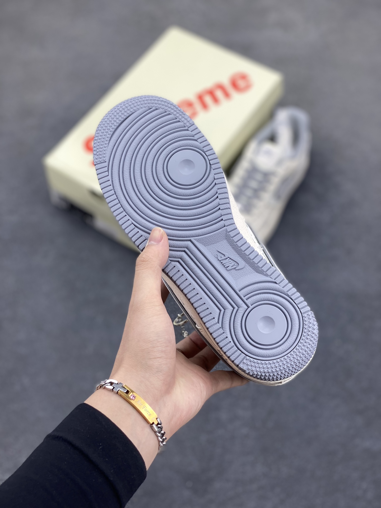 图片[5]-NIke Air Force 1 \’07 Low “Supreme联名——米灰多重勾”空军一号 低帮 运动鞋 休闲鞋 折边针车 工艺难度大 原楦头原纸板 原装鞋盒 定制五金配件 内置全掌气垫 原厂鞋底 货号：XX3168-147 尺码：36 36.5 37.5 38 38.5 39 40 40.5 41 42 42.5 43 44 44.5 45-选品中心