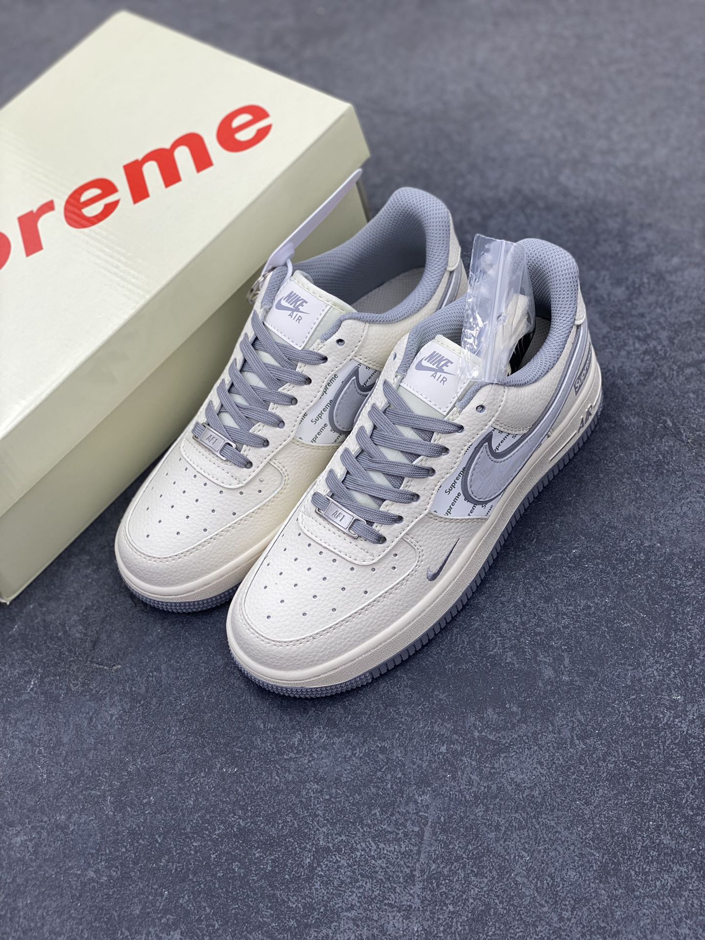 图片[8]-NIke Air Force 1 \’07 Low “Supreme联名——米灰多重勾”空军一号 低帮 运动鞋 休闲鞋 折边针车 工艺难度大 原楦头原纸板 原装鞋盒 定制五金配件 内置全掌气垫 原厂鞋底 货号：XX3168-147 尺码：36 36.5 37.5 38 38.5 39 40 40.5 41 42 42.5 43 44 44.5 45-选品中心
