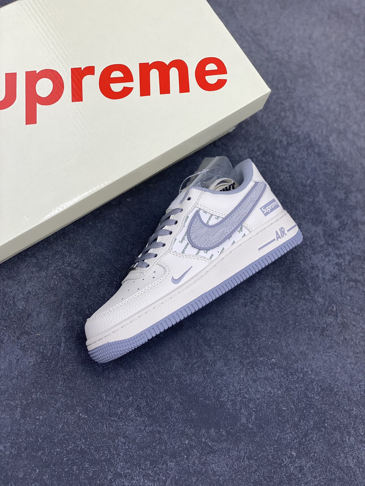 图片[7]-NIke Air Force 1 \’07 Low “Supreme联名——米灰多重勾”空军一号 低帮 运动鞋 休闲鞋 折边针车 工艺难度大 原楦头原纸板 原装鞋盒 定制五金配件 内置全掌气垫 原厂鞋底 货号：XX3168-147 尺码：36 36.5 37.5 38 38.5 39 40 40.5 41 42 42.5 43 44 44.5 45-选品中心