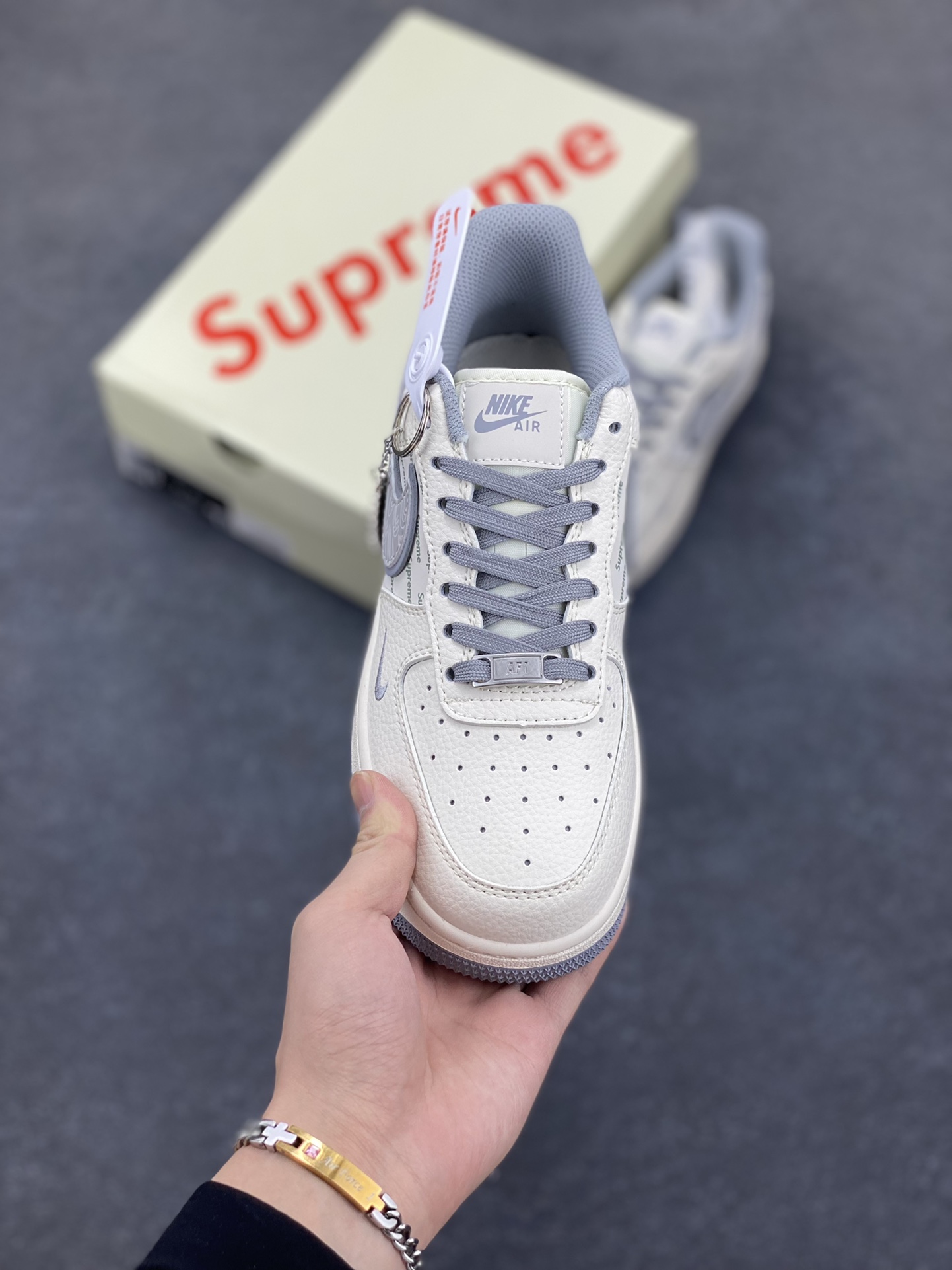 图片[2]-NIke Air Force 1 \’07 Low “Supreme联名——米灰多重勾”空军一号 低帮 运动鞋 休闲鞋 折边针车 工艺难度大 原楦头原纸板 原装鞋盒 定制五金配件 内置全掌气垫 原厂鞋底 货号：XX3168-147 尺码：36 36.5 37.5 38 38.5 39 40 40.5 41 42 42.5 43 44 44.5 45-选品中心