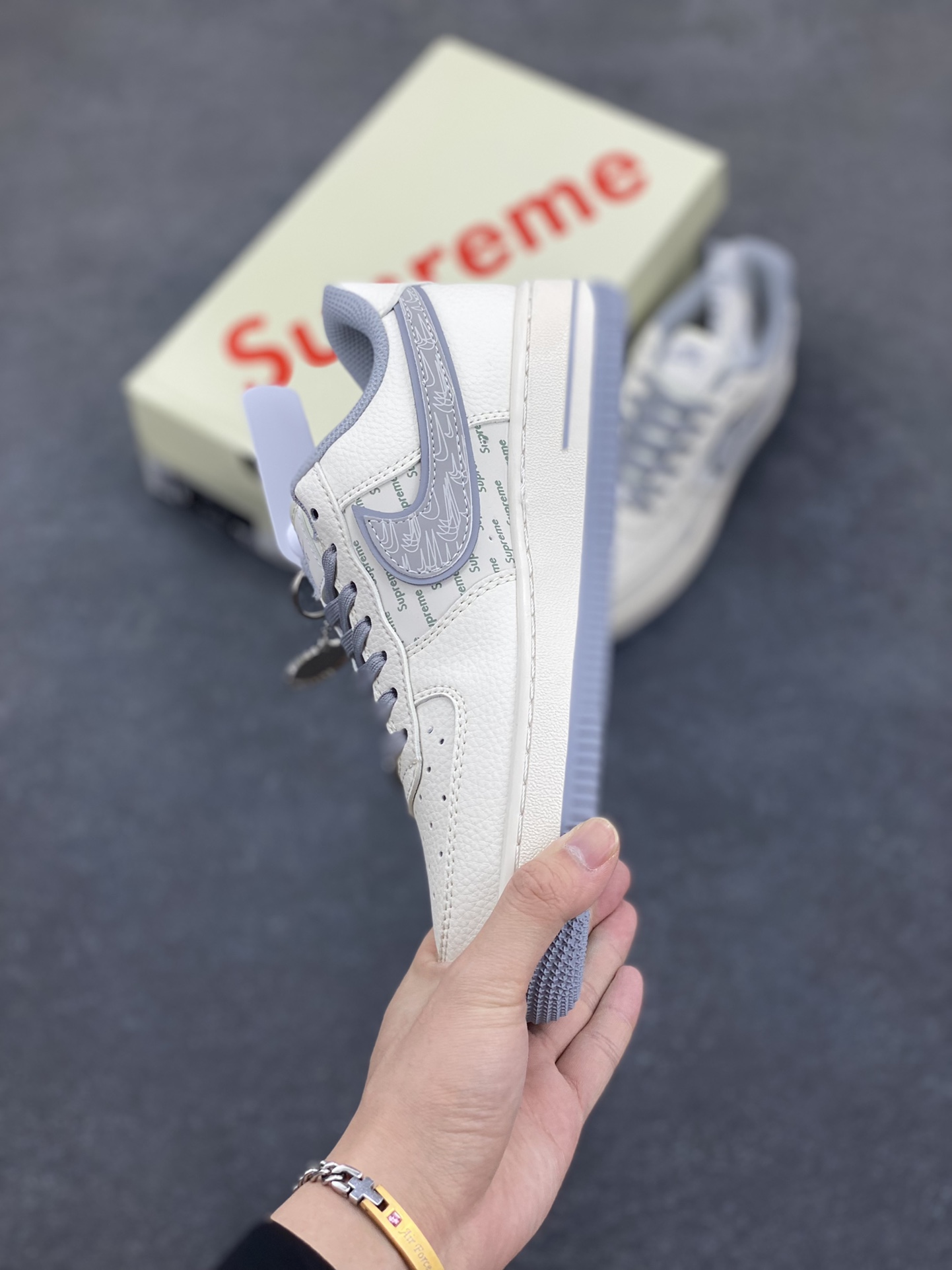 图片[3]-NIke Air Force 1 \’07 Low “Supreme联名——米灰多重勾”空军一号 低帮 运动鞋 休闲鞋 折边针车 工艺难度大 原楦头原纸板 原装鞋盒 定制五金配件 内置全掌气垫 原厂鞋底 货号：XX3168-147 尺码：36 36.5 37.5 38 38.5 39 40 40.5 41 42 42.5 43 44 44.5 45-选品中心