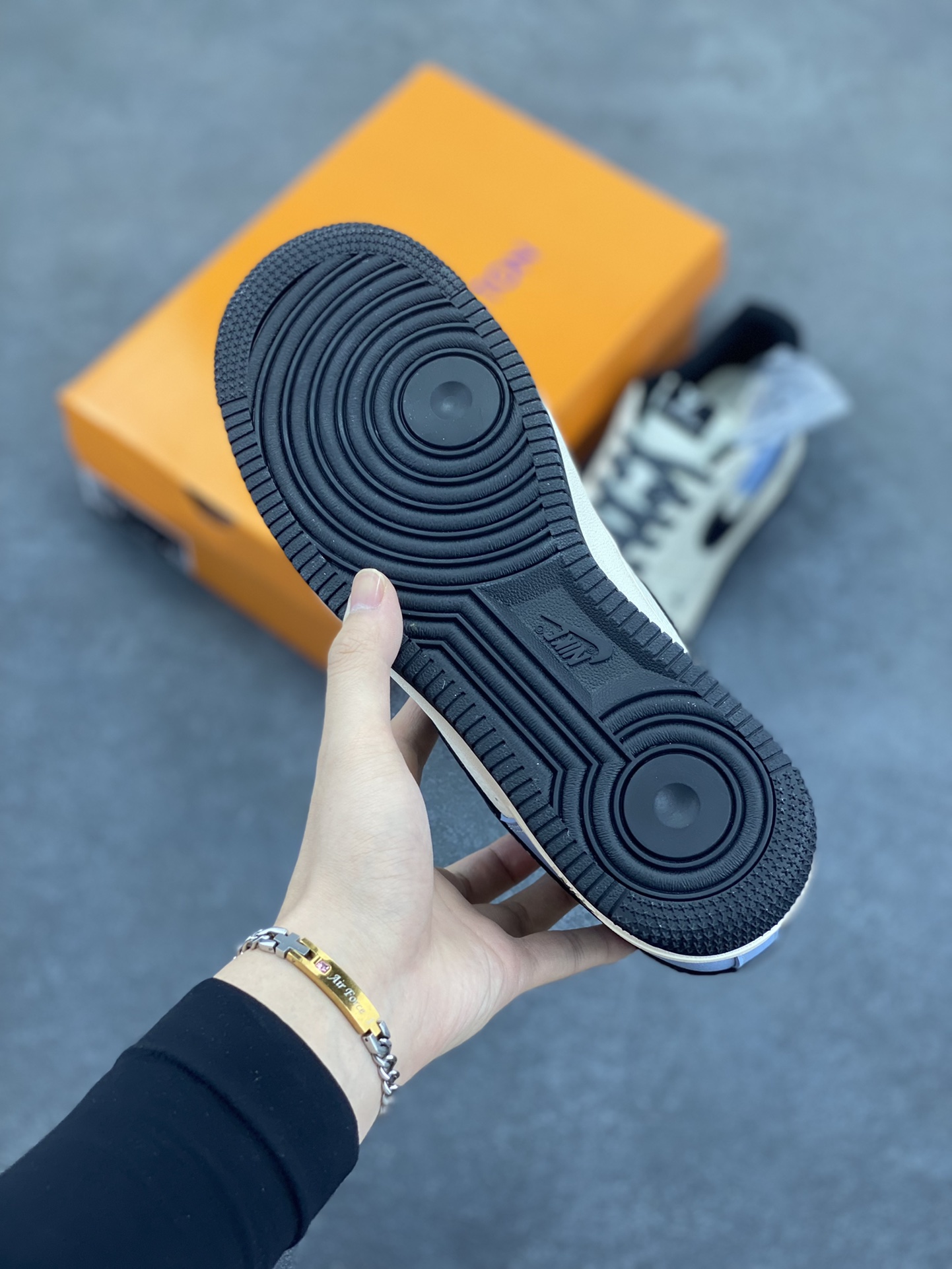 图片[5]-NIke Air Force 1 \’07 Low “LV联名——黑水蓝”空军一号 低帮 运动鞋 休闲鞋 折边针车 工艺难度大 原楦头原纸板 原装鞋盒 定制五金配件 内置全掌气垫 原厂鞋底 货号：JJ2508-712 尺码：36 36.5 37.5 38 38.5 39 40 40.5 41 42 42.5 43 44 44.5 45-选品中心