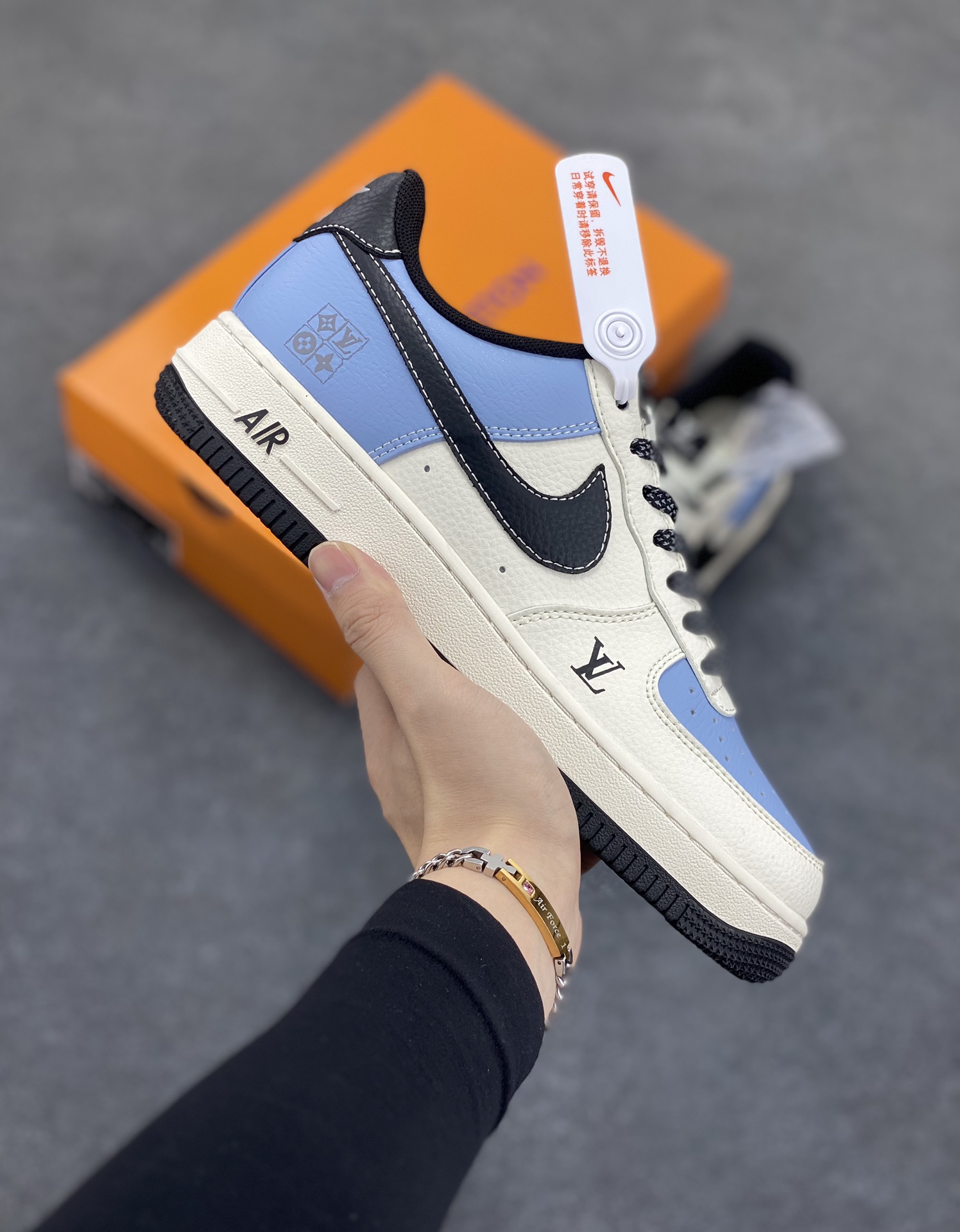 NIke Air Force 1 \'07 Low “LV联名——黑水蓝”空军一号 低帮 运动鞋 休闲鞋 折边针车 工艺难度大 原楦头原纸板 原装鞋盒 定制五金配件 内置全掌气垫 原厂鞋底 货号：JJ2508-712 尺码：36 36.5 37.5 38 38.5 39 40 40.5 41 42 42.5 43 44 44.5 45-选品中心