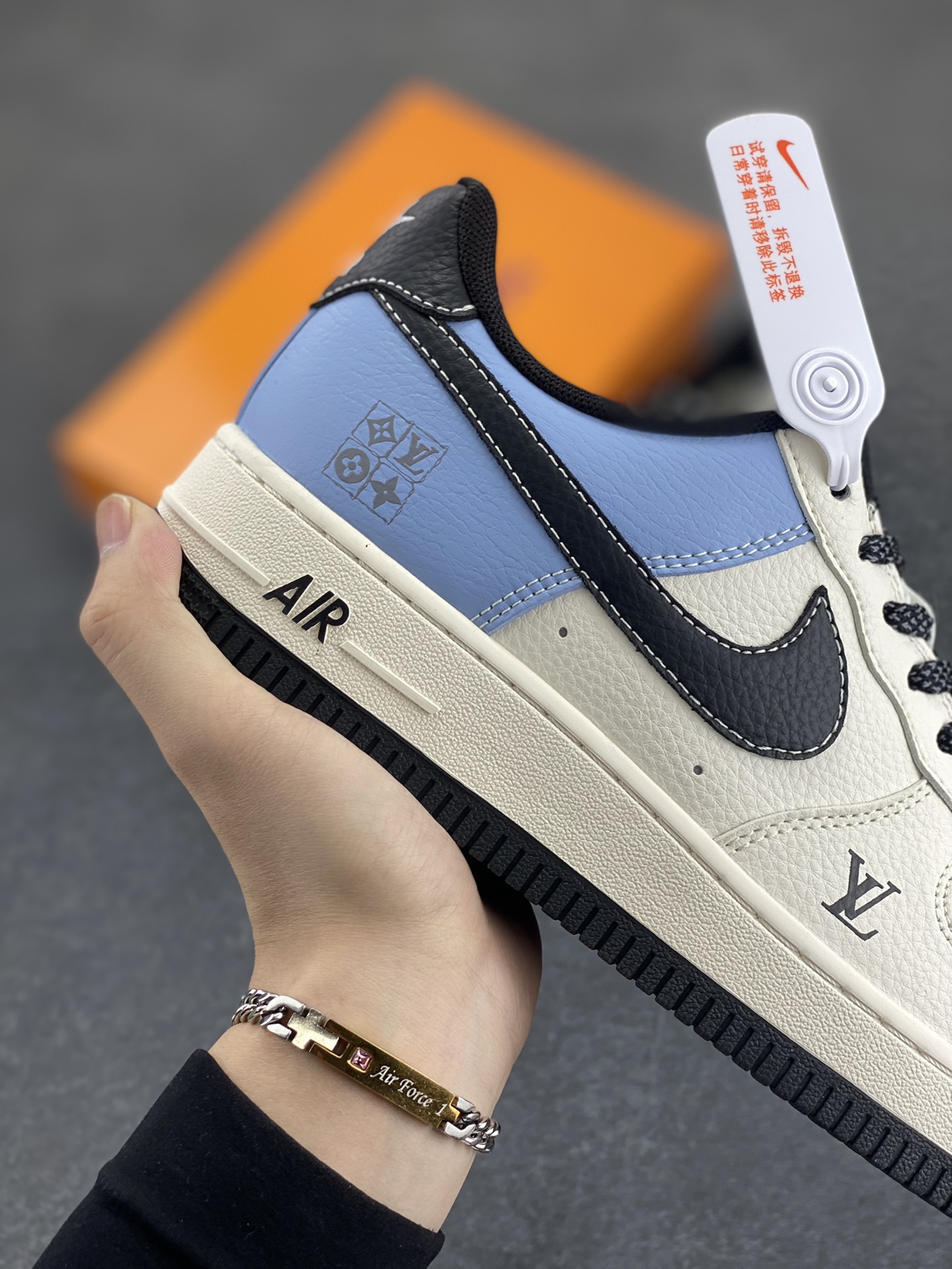 图片[6]-NIke Air Force 1 \’07 Low “LV联名——黑水蓝”空军一号 低帮 运动鞋 休闲鞋 折边针车 工艺难度大 原楦头原纸板 原装鞋盒 定制五金配件 内置全掌气垫 原厂鞋底 货号：JJ2508-712 尺码：36 36.5 37.5 38 38.5 39 40 40.5 41 42 42.5 43 44 44.5 45-选品中心