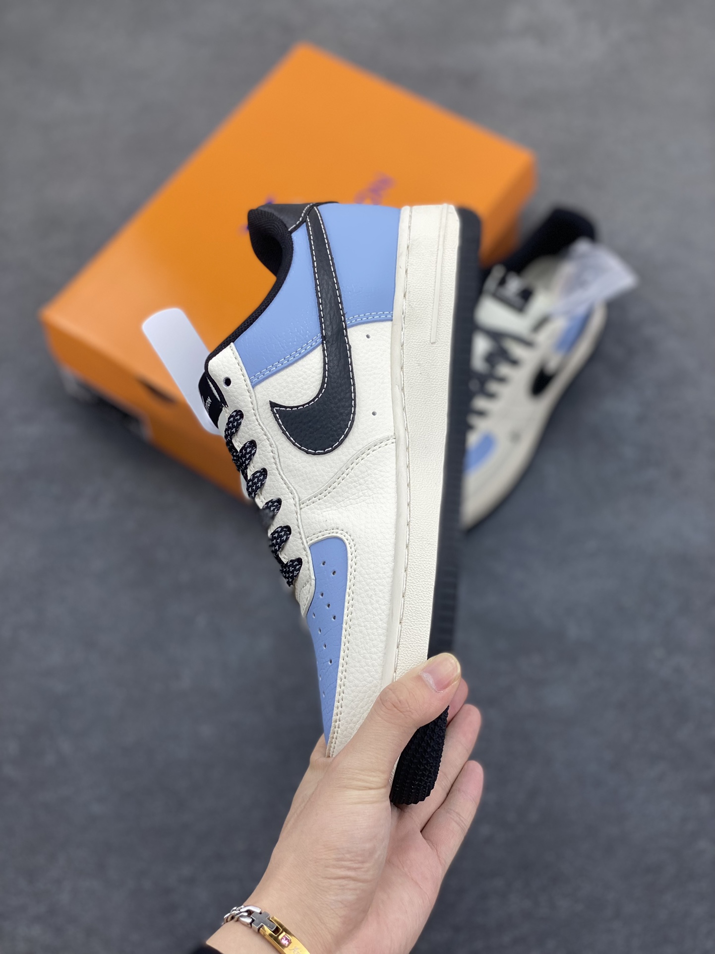 图片[3]-NIke Air Force 1 \’07 Low “LV联名——黑水蓝”空军一号 低帮 运动鞋 休闲鞋 折边针车 工艺难度大 原楦头原纸板 原装鞋盒 定制五金配件 内置全掌气垫 原厂鞋底 货号：JJ2508-712 尺码：36 36.5 37.5 38 38.5 39 40 40.5 41 42 42.5 43 44 44.5 45-选品中心