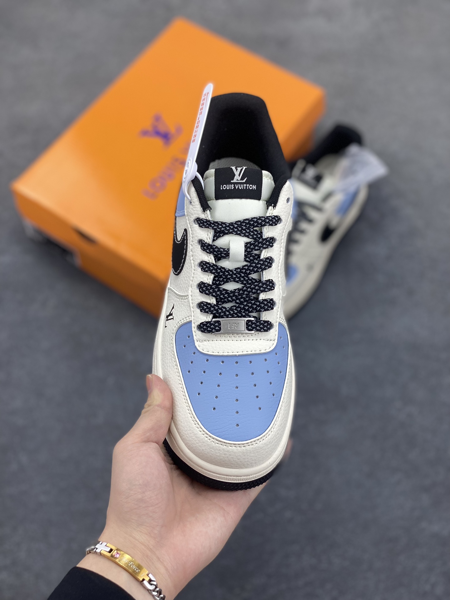 图片[2]-NIke Air Force 1 \’07 Low “LV联名——黑水蓝”空军一号 低帮 运动鞋 休闲鞋 折边针车 工艺难度大 原楦头原纸板 原装鞋盒 定制五金配件 内置全掌气垫 原厂鞋底 货号：JJ2508-712 尺码：36 36.5 37.5 38 38.5 39 40 40.5 41 42 42.5 43 44 44.5 45-选品中心