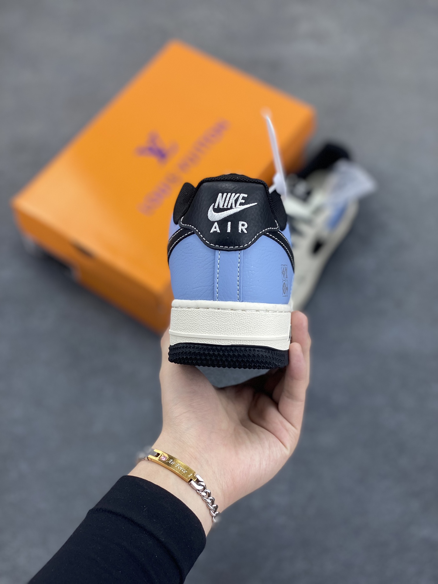 图片[4]-NIke Air Force 1 \’07 Low “LV联名——黑水蓝”空军一号 低帮 运动鞋 休闲鞋 折边针车 工艺难度大 原楦头原纸板 原装鞋盒 定制五金配件 内置全掌气垫 原厂鞋底 货号：JJ2508-712 尺码：36 36.5 37.5 38 38.5 39 40 40.5 41 42 42.5 43 44 44.5 45-选品中心