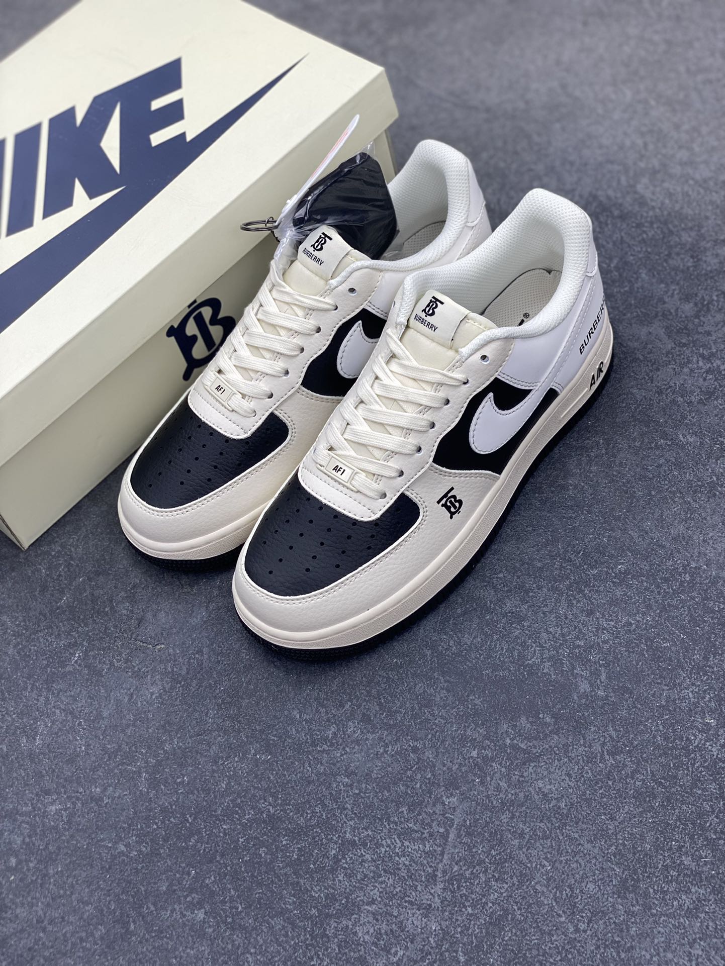 图片[8]-NIke Air Force 1 \’07 Low “巴宝莉联名–黑白拼接”空军一号 低帮 运动鞋 休闲鞋 折边针车 工艺难度大 原楦头原纸板 原装鞋盒 定制五金配件 内置全掌气垫 原厂鞋底 货号：BB8588-227 尺码：36 36.5 37.5 38 38.5 39 40 40.5 41 42 42.5 43 44 44.5 45-选品中心