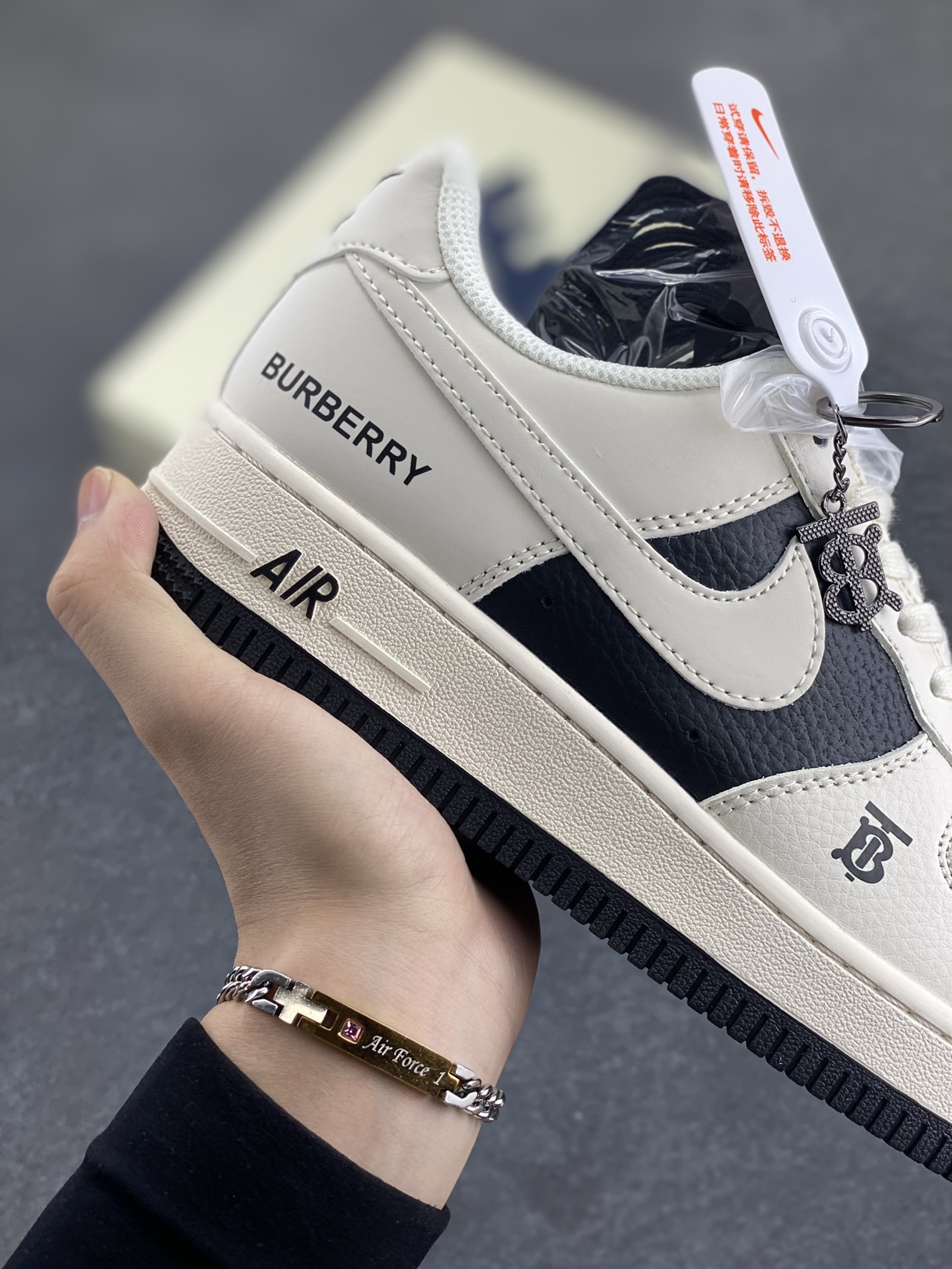 图片[6]-NIke Air Force 1 \’07 Low “巴宝莉联名–黑白拼接”空军一号 低帮 运动鞋 休闲鞋 折边针车 工艺难度大 原楦头原纸板 原装鞋盒 定制五金配件 内置全掌气垫 原厂鞋底 货号：BB8588-227 尺码：36 36.5 37.5 38 38.5 39 40 40.5 41 42 42.5 43 44 44.5 45-选品中心