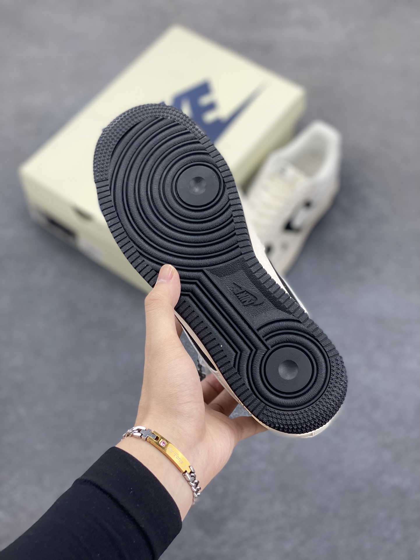 图片[5]-NIke Air Force 1 \’07 Low “巴宝莉联名–黑白拼接”空军一号 低帮 运动鞋 休闲鞋 折边针车 工艺难度大 原楦头原纸板 原装鞋盒 定制五金配件 内置全掌气垫 原厂鞋底 货号：BB8588-227 尺码：36 36.5 37.5 38 38.5 39 40 40.5 41 42 42.5 43 44 44.5 45-选品中心