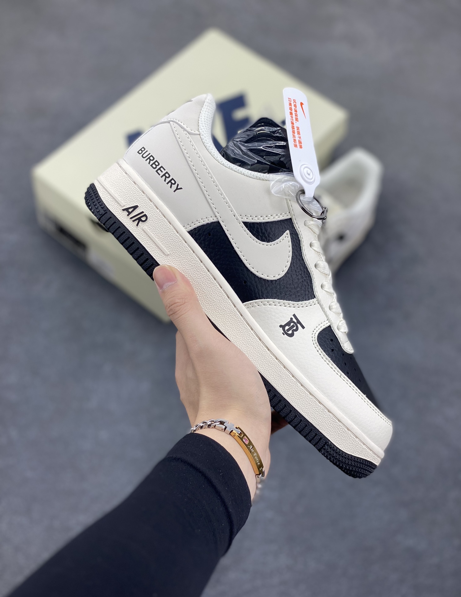 NIke Air Force 1 \’07 Low “巴宝莉联名–黑白拼接”空军一号 低帮 运动鞋 休闲鞋 折边针车 工艺难度大 原楦头原纸板 原装鞋盒 定制五金配件 内置全掌气垫 原厂鞋底 货号:BB8588-227 尺码:36 36.5 37.5 38 38.5 39 40 40.5 41 42 42.5 43 44 44.5 45-选品中心