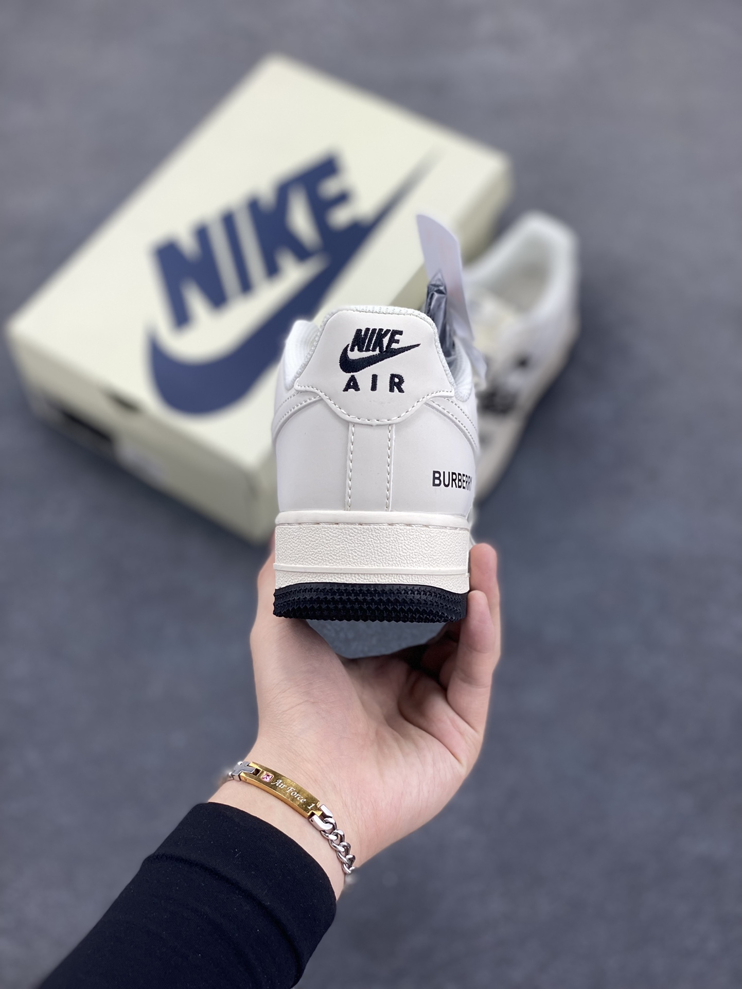 图片[4]-NIke Air Force 1 \’07 Low “巴宝莉联名–黑白拼接”空军一号 低帮 运动鞋 休闲鞋 折边针车 工艺难度大 原楦头原纸板 原装鞋盒 定制五金配件 内置全掌气垫 原厂鞋底 货号：BB8588-227 尺码：36 36.5 37.5 38 38.5 39 40 40.5 41 42 42.5 43 44 44.5 45-选品中心