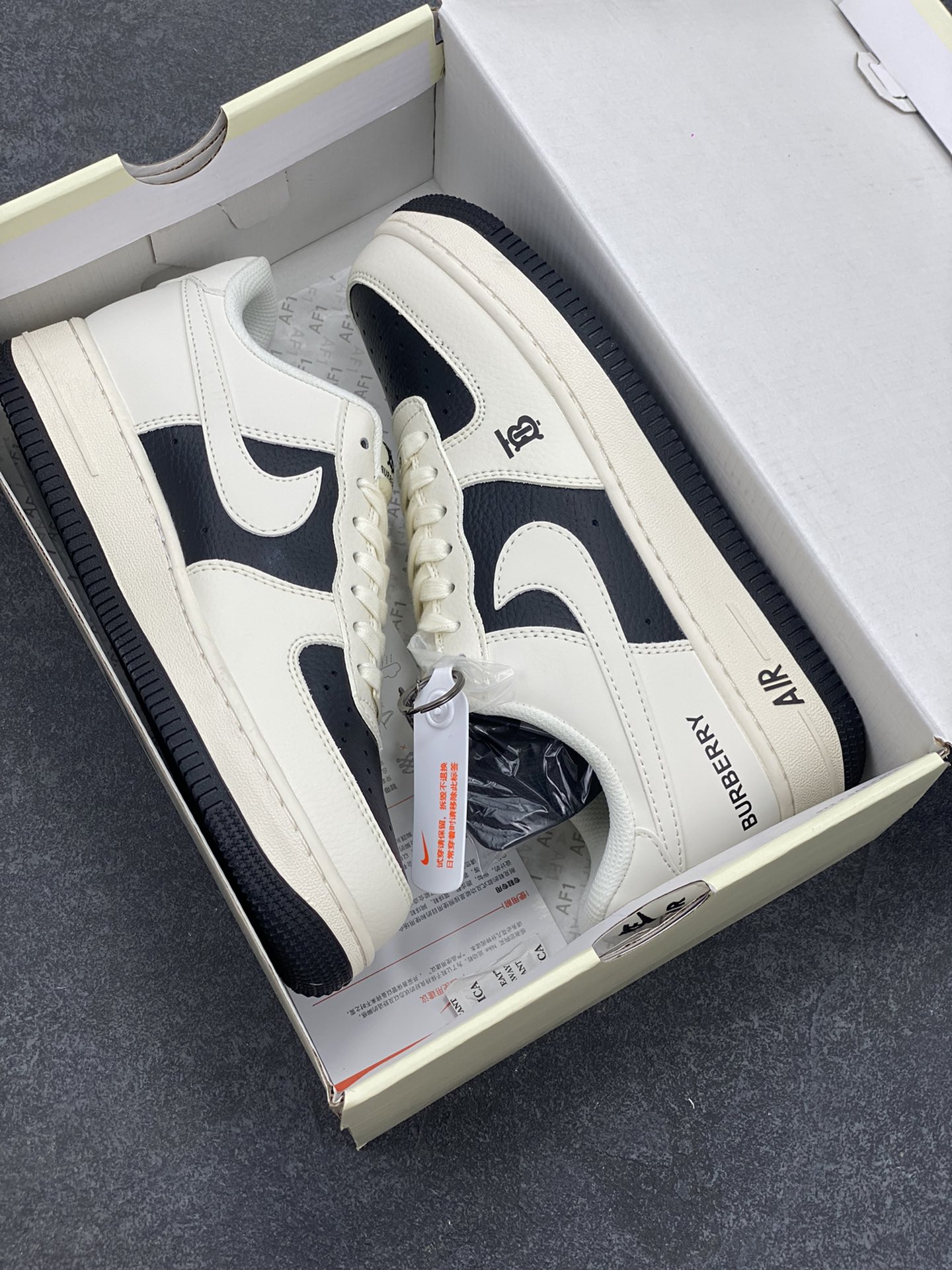 图片[9]-NIke Air Force 1 \’07 Low “巴宝莉联名–黑白拼接”空军一号 低帮 运动鞋 休闲鞋 折边针车 工艺难度大 原楦头原纸板 原装鞋盒 定制五金配件 内置全掌气垫 原厂鞋底 货号：BB8588-227 尺码：36 36.5 37.5 38 38.5 39 40 40.5 41 42 42.5 43 44 44.5 45-选品中心