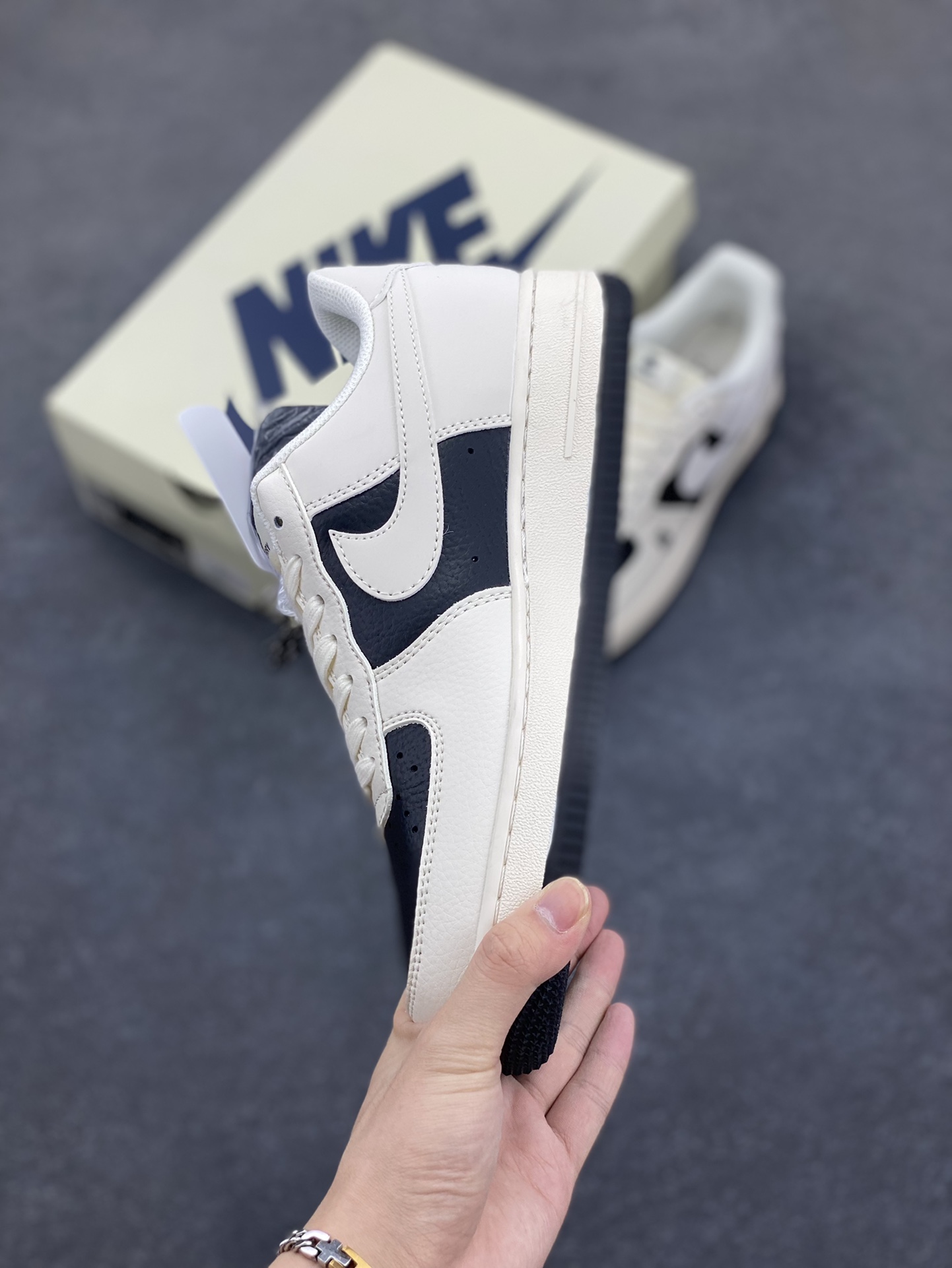 图片[3]-NIke Air Force 1 \’07 Low “巴宝莉联名–黑白拼接”空军一号 低帮 运动鞋 休闲鞋 折边针车 工艺难度大 原楦头原纸板 原装鞋盒 定制五金配件 内置全掌气垫 原厂鞋底 货号：BB8588-227 尺码：36 36.5 37.5 38 38.5 39 40 40.5 41 42 42.5 43 44 44.5 45-选品中心