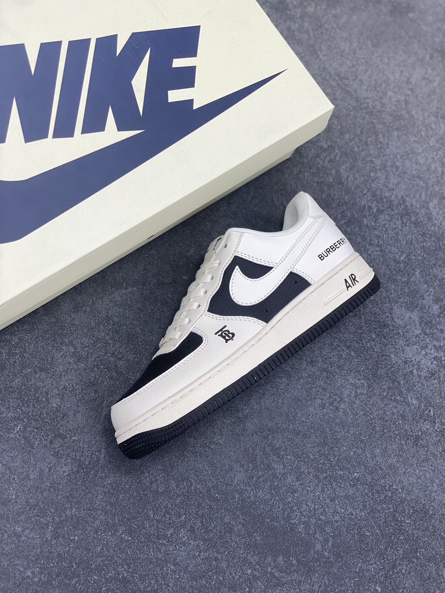 图片[7]-NIke Air Force 1 \’07 Low “巴宝莉联名–黑白拼接”空军一号 低帮 运动鞋 休闲鞋 折边针车 工艺难度大 原楦头原纸板 原装鞋盒 定制五金配件 内置全掌气垫 原厂鞋底 货号：BB8588-227 尺码：36 36.5 37.5 38 38.5 39 40 40.5 41 42 42.5 43 44 44.5 45-选品中心